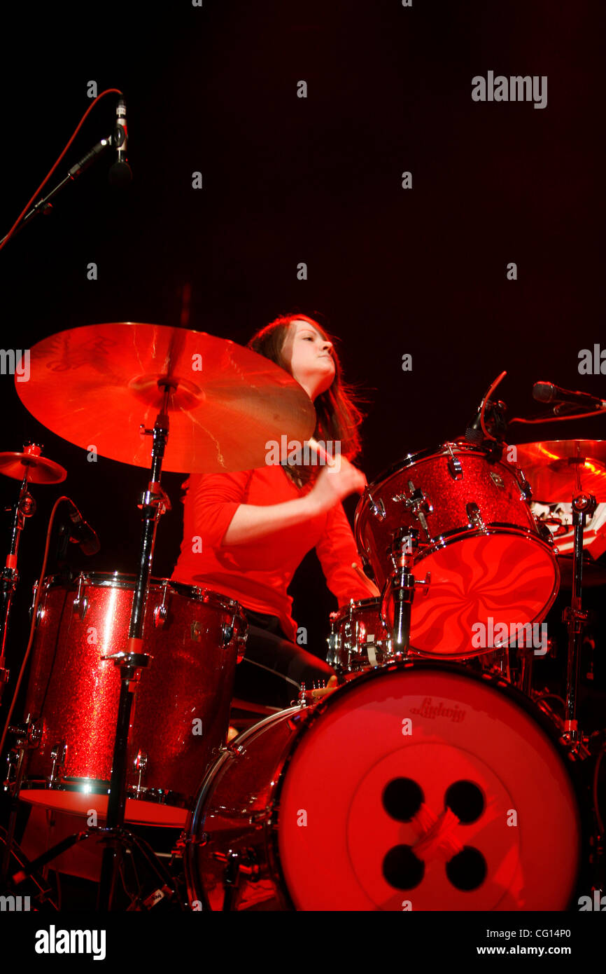 The White Stripes effectuant au Madison Square Garden le 24 juillet 2007  Jack White à la guitare et au chant. Meg White à la batterie Photo Stock -  Alamy