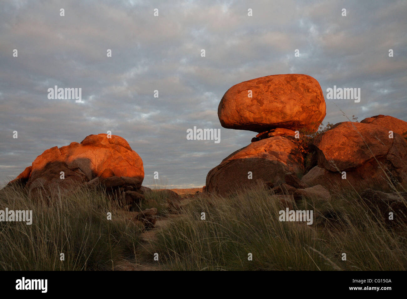 25 juil., 2007 - Wauchope, Territoire du Nord, Australie - les Devils Marbles Conservation reserve contient naturellement des formations de rochers arrondis et ovales appelés Karlu Karlu par les aborigènes locaux. Le domaine est situé près de Wauchope, 114km au sud de Tennant Creek en Australie dans le Territoire du Nord. T Banque D'Images