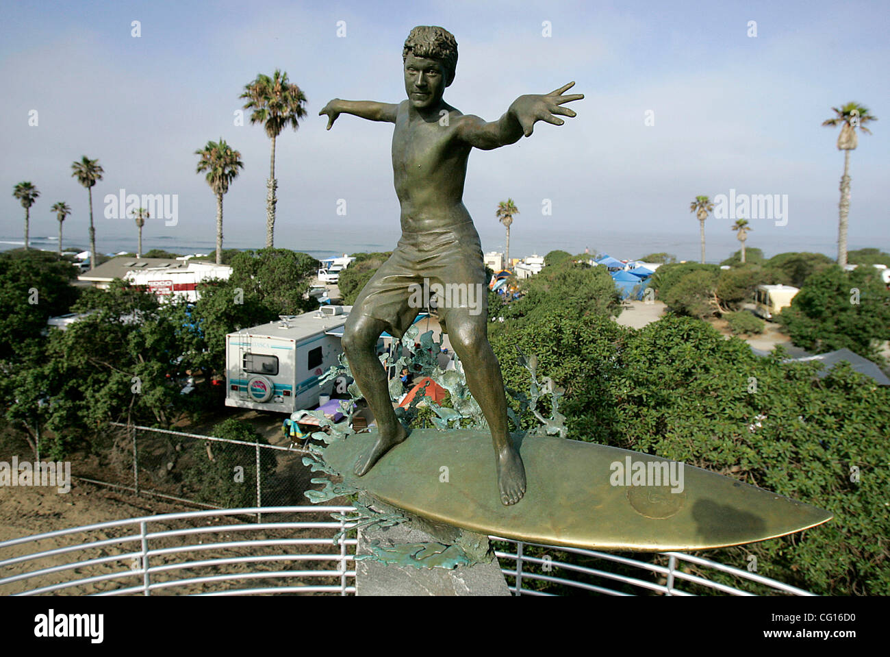 Le jeudi, Juillet 26, 2007, Cardiff, en Californie, États-Unis d' surf controversée statue au coin de Chesterfield et de la route 101 à Cardiff que surfers hardcore pense qu'a l'air gay.  Crédit obligatoire : photo par Sean DuFrene/San Diego Union-Tribune/Zuma Press. Copyright 2007, San Diego Union-Tribune. Banque D'Images