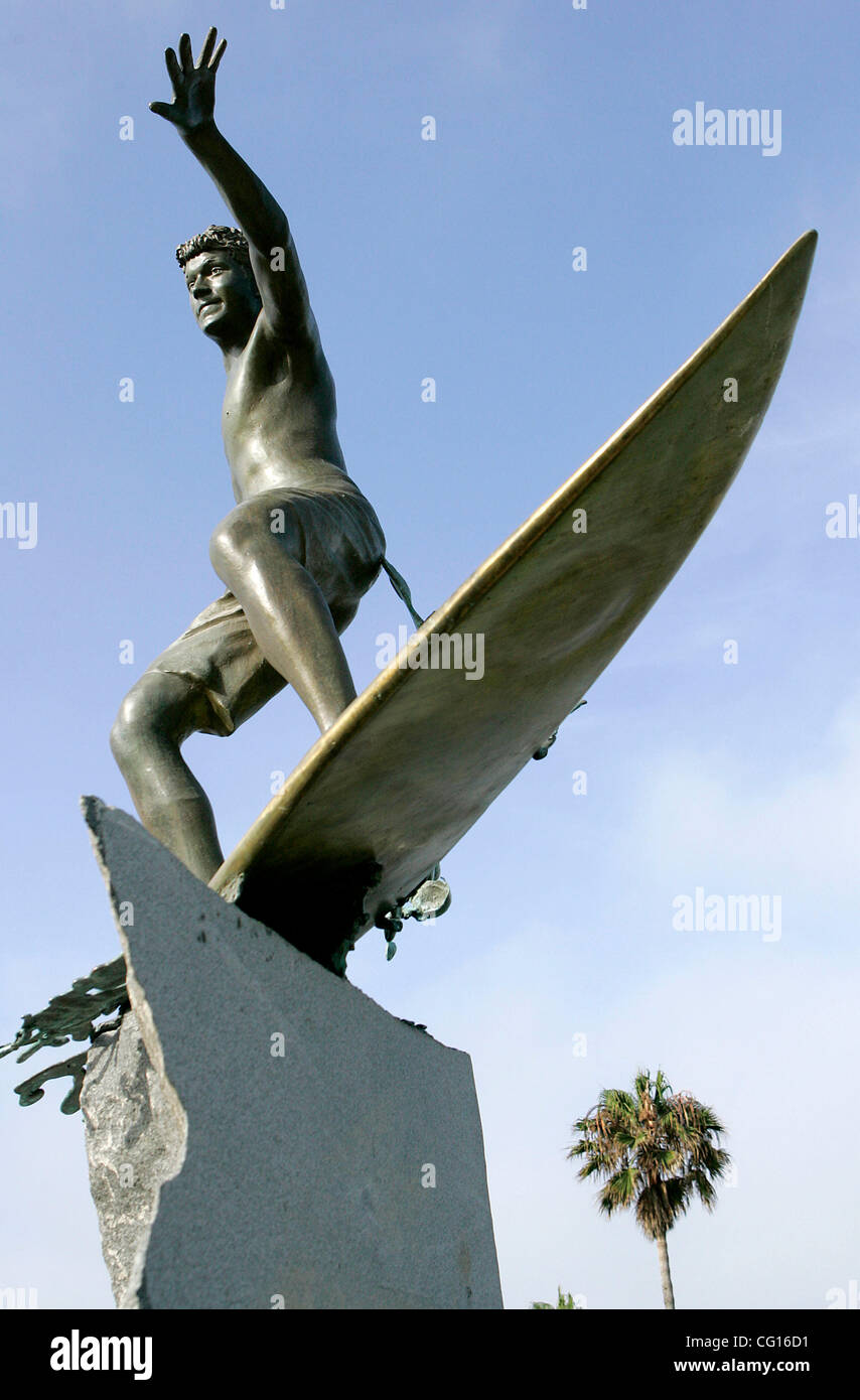 Le jeudi, Juillet 26, 2007, Cardiff, en Californie, États-Unis d' surf controversée statue au coin de Chesterfield et de la route 101 à Cardiff que surfers hardcore pense qu'a l'air gay.  Crédit obligatoire : photo par Sean DuFrene/San Diego Union-Tribune/Zuma Press. Copyright 2007, San Diego Union-Tribune. Banque D'Images