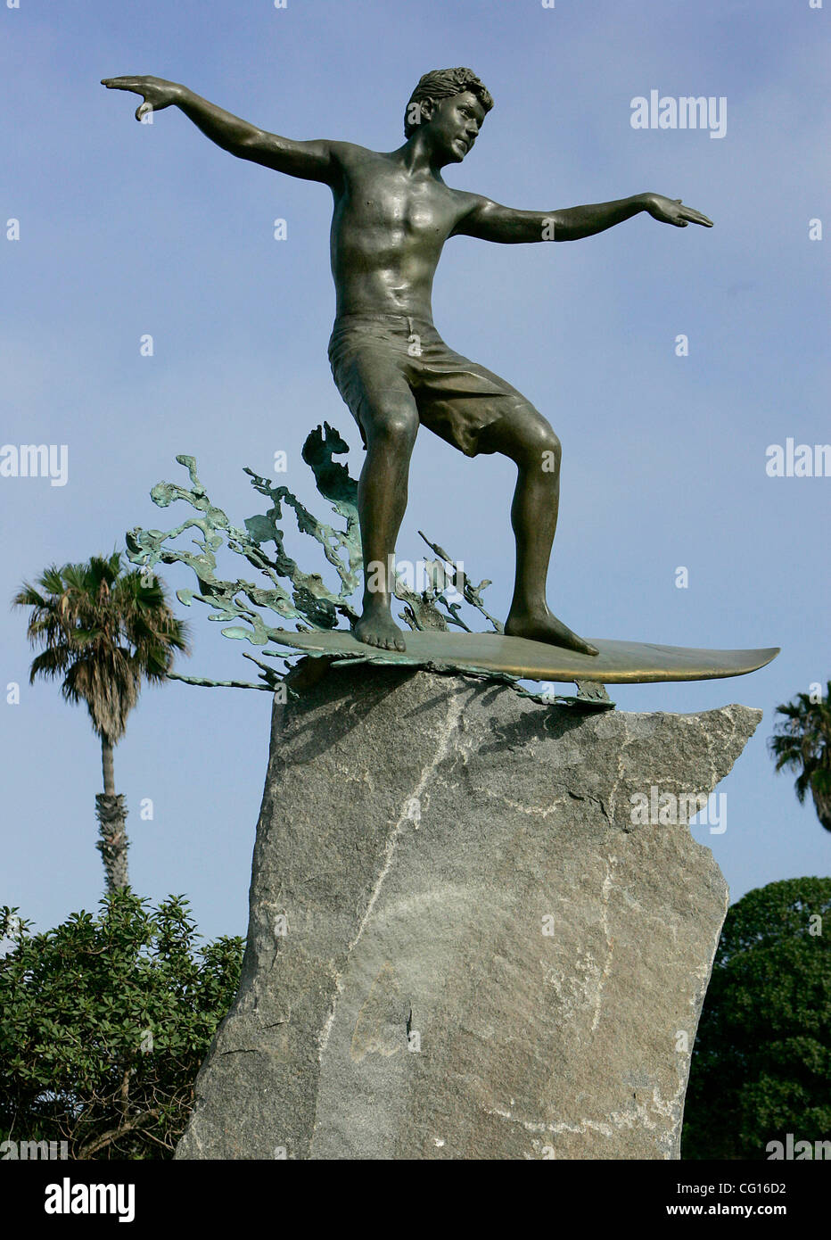 Le jeudi, Juillet 26, 2007, Cardiff, en Californie, États-Unis d' surf controversée statue au coin de Chesterfield et de la route 101 à Cardiff que surfers hardcore pense qu'a l'air gay.  Crédit obligatoire : photo par Sean DuFrene/San Diego Union-Tribune/Zuma Press. Copyright 2007, San Diego Union-Tribune. Banque D'Images