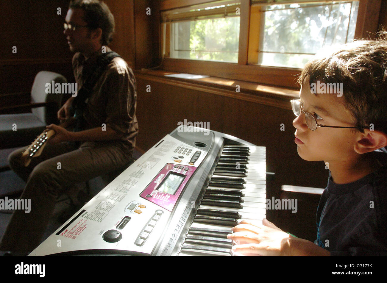 Ben Foos, 9, de Pleasanton joue les claviers avec music instructor Chris Glynn (arrière gauche) au cours d'BandWorks au Camp d'R.E. Merritt Bâtiment dans Livermore, Californie Le mercredi, Juillet 26, 2007. (Sat Nam tonne/Contra Costa Times) Banque D'Images