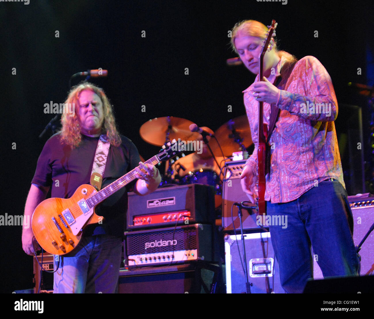 11 août 2007, Raleigh, NC, USA, (L-R) Le guitariste Warren Haynes et Derek Trucks effectue vivre comme l'Allman Brothers Band se produit sur scène qu'il y a 2007 tour fait un arrêt à Walnut Creek Amphitheatre situé à Raleigh. Copyright 2007 Jason Moore. Crédit obligatoire : Jason Moore Banque D'Images