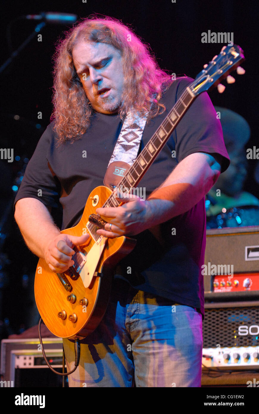 11 août 2007, Raleigh, NC, USA, le guitariste WARREN HAYNES réalise vivre comme l'Allman Brothers Band se produit sur scène qu'il y a 2007 tour fait un arrêt à Walnut Creek Amphitheatre situé à Raleigh. Copyright 2007 Jason Moore. Crédit obligatoire : Jason Moore Banque D'Images