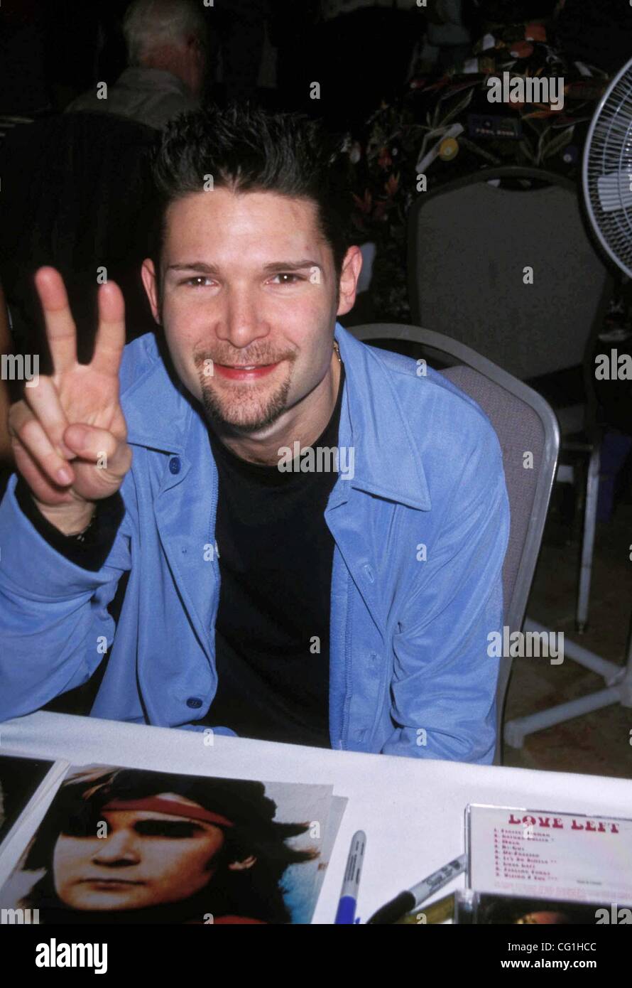 16 août 2007 - Hollywood, Californie, États-Unis - K23841EG.HOLLYWOOD COLLECTORS SHOW BEVERLY GARLAND HOTEL , CA 01-19-2001.COREY FELDMAN. - COREYFELDMANRETRO(Image Crédit : Â© Ed Geller/Globe Photos/ZUMAPRESS.com) Banque D'Images