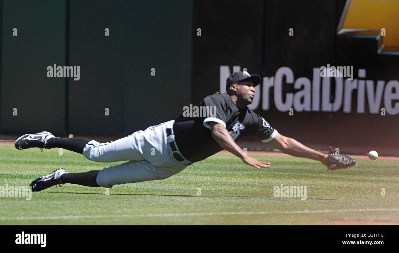 White Sox Jermaine Dye voltigeur de droite ne peut pas arriver à un ballon frappé par Mike Piazza dans la deuxième manche contre les White Sox de Chicago à Oakland, Californie Le mercredi 16 août 2007. Piazza triplé sur le coup. (Nader Khoury/Contra Costa Times) Banque D'Images