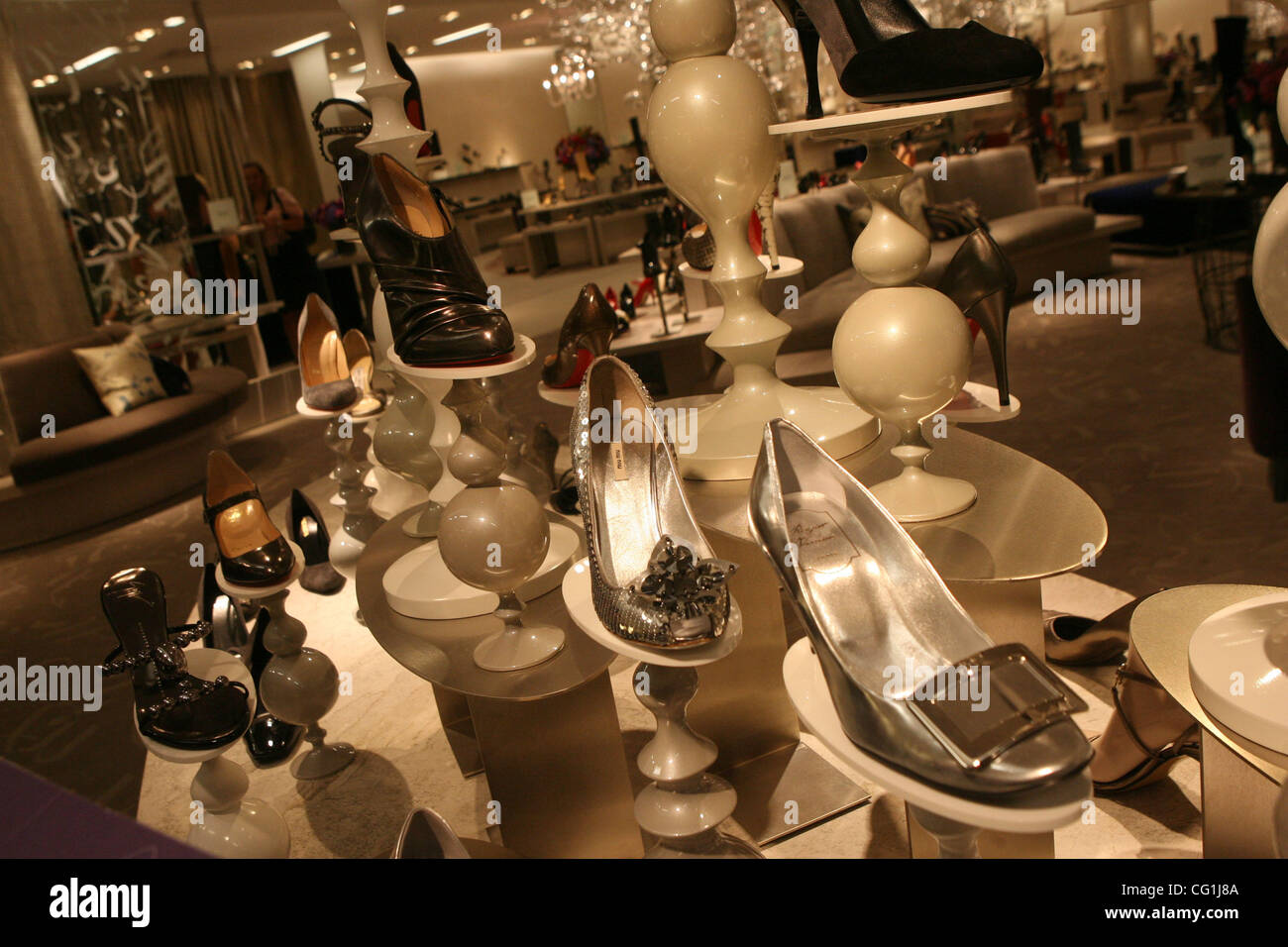 L'actrice Debra Messing contribue à dévoiler 10022-SHOE designer, le nouveau service de marbre c'est si grand qu'il a sa propre 'Code Postal' à Saks Fifth Avenue à Manhattan. Crédit photo : Mariela Lombard/ ZUMA Press. Banque D'Images