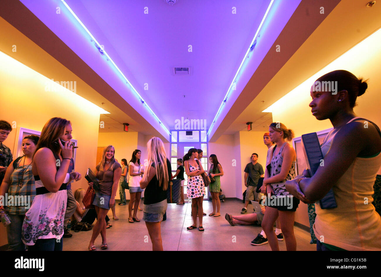 20 août 2007, San Marcos, en Californie, États-Unis d' jaune et bleu couleurs néons illuminent le couloir du nouveau nouveau bâtiment des Sciences Naturelles à Palomar Community College en tant qu'étudiants d'attendre d'entrer dans leur laboratoire de biologie marine class au troisième étage. Fermer à la droite est ELYSE étudiant WILLIAMS Mandato Banque D'Images