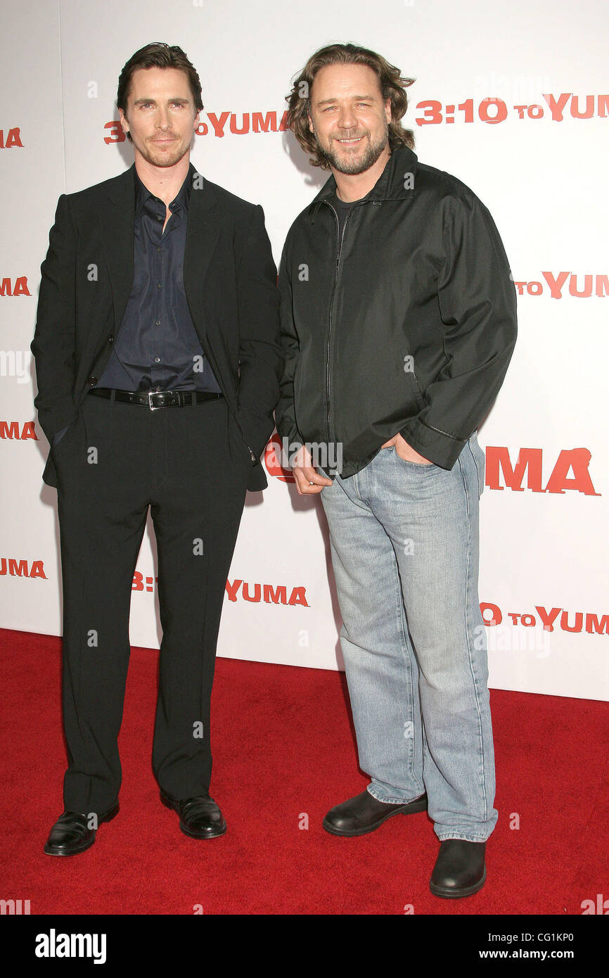 Aug 21, 2007 ; Los Angeles, Californie, USA ; acteur CHRISTIAN BALE et  l'acteur Russell Crowe au '310 à Yuma' Los Angeles Premiere tenue au  Théâtre National, Mann Westwood. Crédit obligatoire :