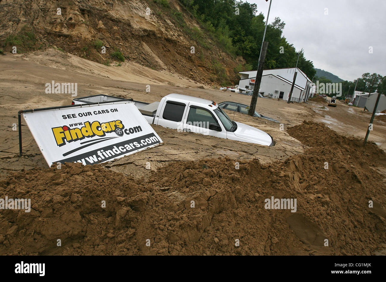 21 août 2007 - Hokah, MN, USA - un camion et voiture sont à moitié enterré par une coulée de boue le long de l'autoroute 7 dans Hokah après plusieurs jours de fortes pluies. Selon certaines estimations, 15 pouces ou plus de pluie est tombée sur la région entre samedi et dimanche, provoquant des inondations massives, des glissements et six morts. ( Banque D'Images