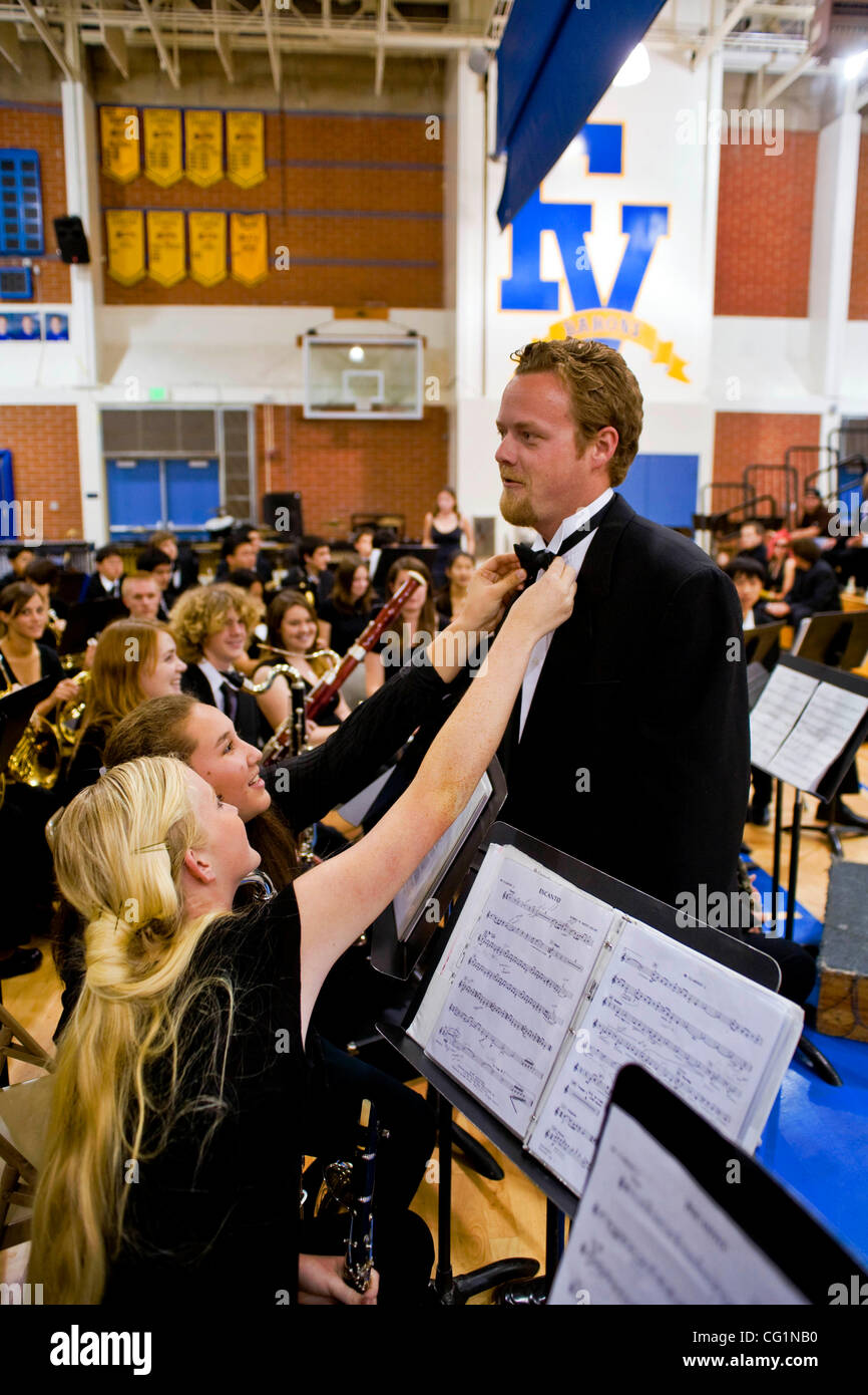 Redresser la barre d'étudiants musiciens de leur chef d'orchestre avant un concert de musique dans un Fountain Valley, CA, de l'école secondaire d'un gymnase. Banque D'Images