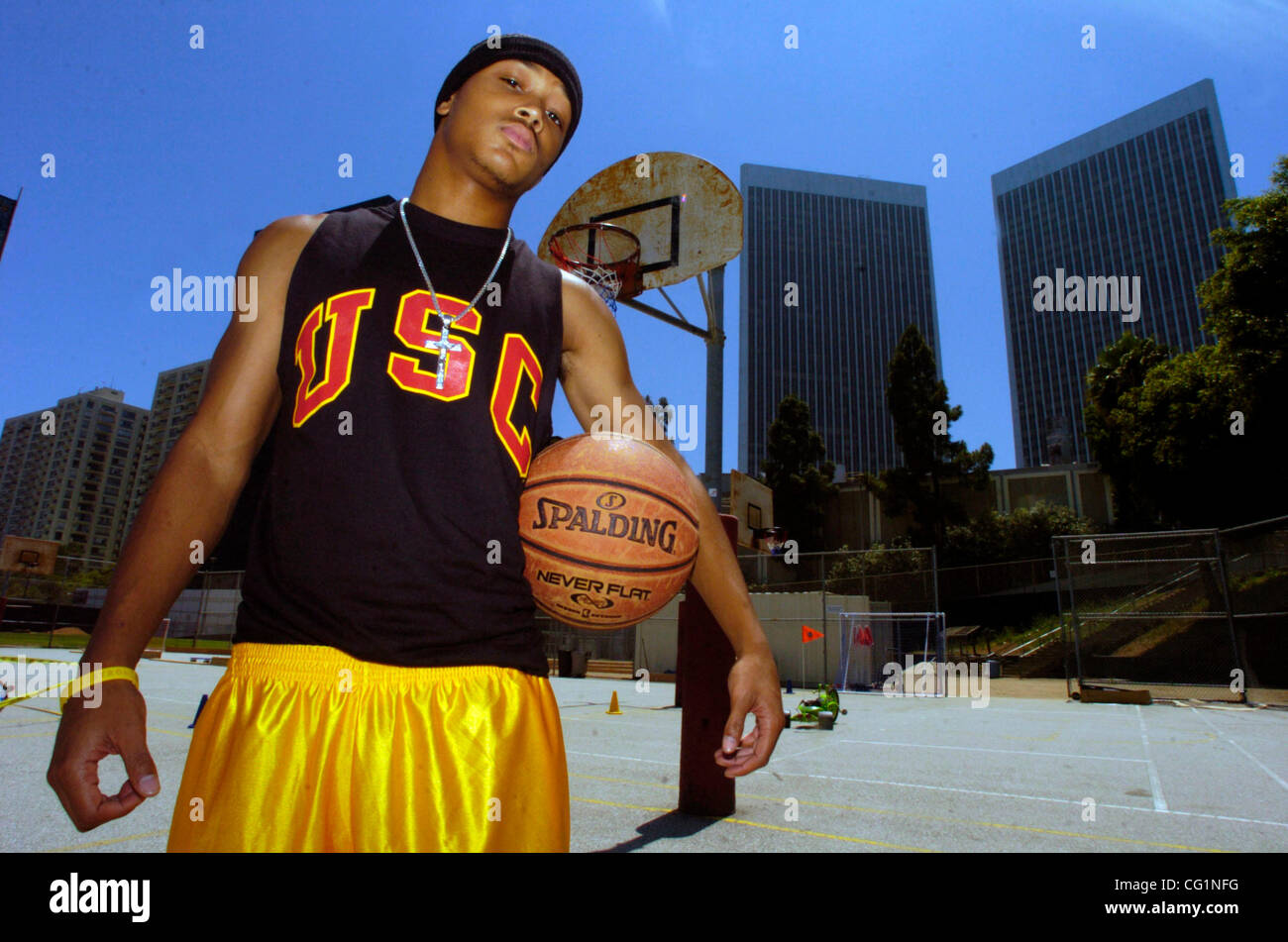 Romeo Miller, anciennement connu sous le nom de star du rap Lil Romeo, se  dresse sur l'un de l'extérieur de basket-ball à Beverly Hills high school  de Los Angeles CA. Vendredi après-midi