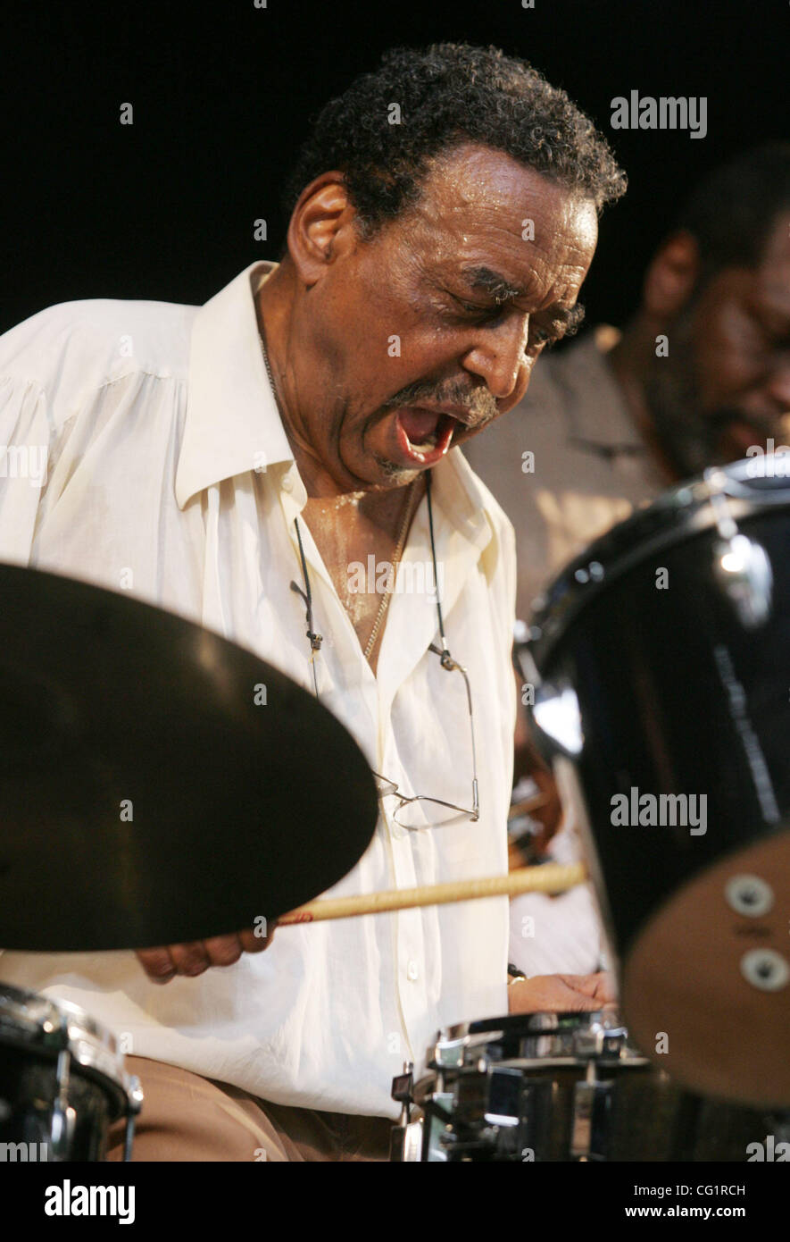 Août 26, 2007 - New York, NY, USA - Jazz Master CHICO HAMILTON effectue au 2007 Charlie Parker Jazz Festival tenu à Tompkins Square Park dans l'East Village. (Crédit Image : © Nancy/Kaszerman ZUMA Press) Banque D'Images