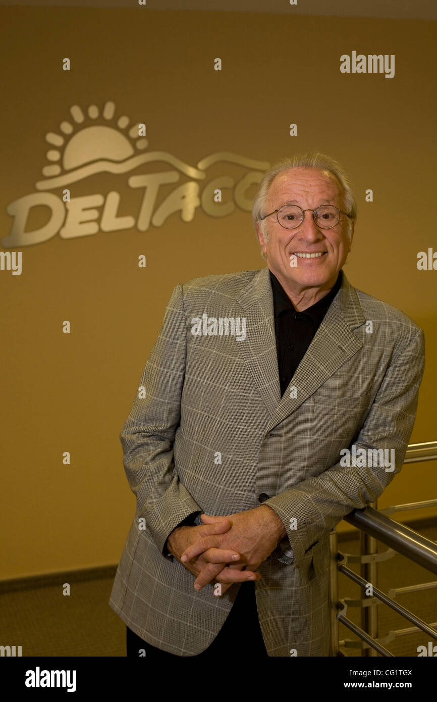 Aug 28, 2007 - Lake Forest, CA, USA - Président de Del Taco SID FELTENSTEIN dans la Del Taco bureaux d'entreprise à Lake Forest, en Californie. Feltenstein qui a vendu le Long John Silver's et A&W les chaînes à Yum ! Marques en 2002 pour $270 millions, contrôle désormais le Del Taco et Captain D's Seafood Systèmes. (Cr Banque D'Images