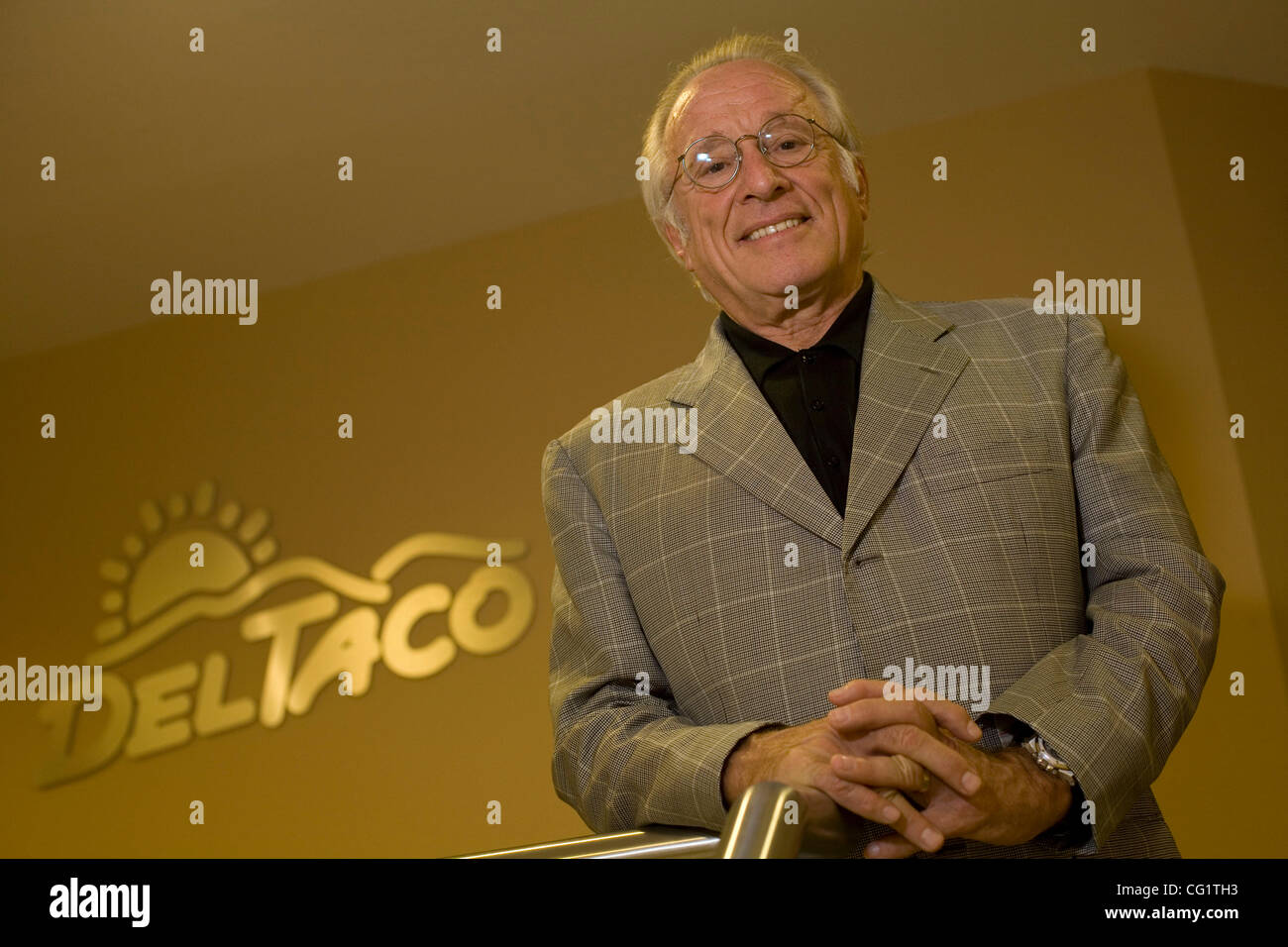 Aug 28, 2007 - Lake Forest, CA, USA - Président de Del Taco SID FELTENSTEIN dans la Del Taco bureaux d'entreprise à Lake Forest, en Californie. Feltenstein qui a vendu le Long John Silver's et A&W les chaînes à Yum ! Marques en 2002 pour $270 millions, contrôle désormais le Del Taco et Captain D's Seafood Systèmes. (Cr Banque D'Images