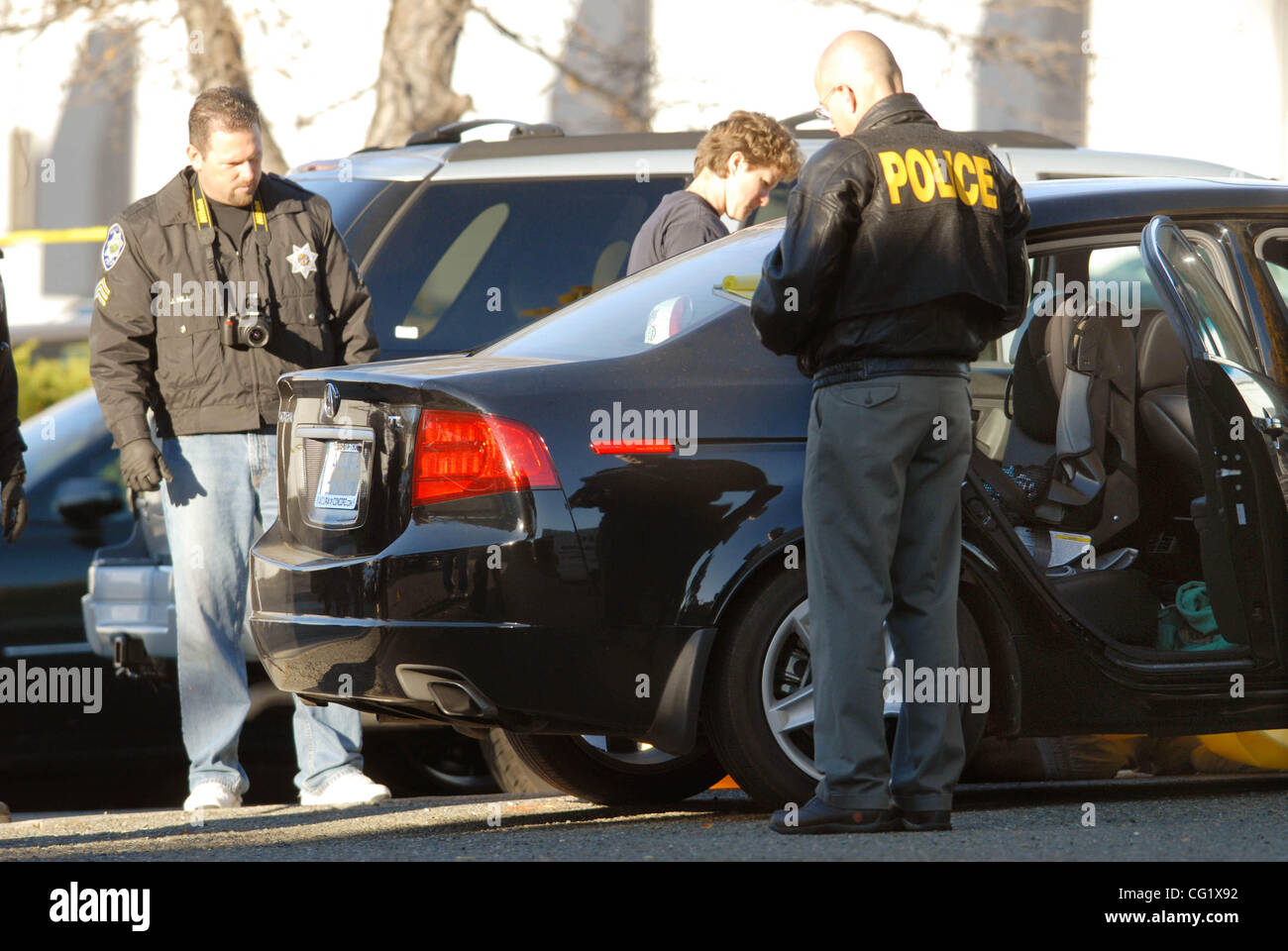 Walnut Creek Les enquêteurs de police de recueillir des preuves dans et autour d'un Acura noire où un homme de race blanche dans la trentaine a été retrouvé mort dans le parc de stationnement du Tullios Restaurant à Walnut Creek en Californie, le lundi 3 décembre 2007. (Bob Larson/Contra Costa Times) Banque D'Images