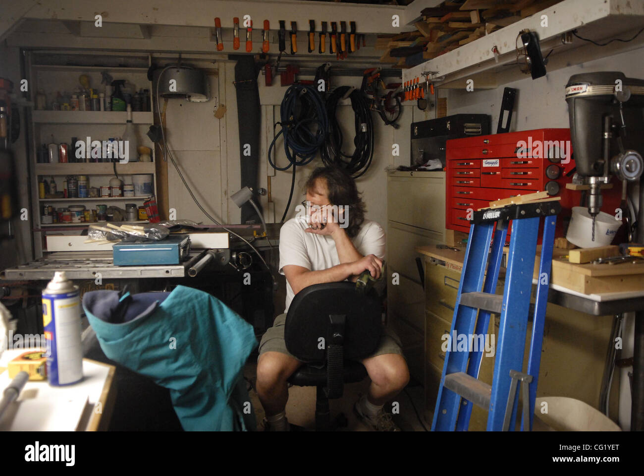 Tom Burlingame, 54 ans, est assis dans son atelier où il crée des meubles dans son appartement le Eloise avenue à South Lake Tahoe, 26 juin 2007. 'Je ne quelques très belles boiseries,' dit-il. "C'est la première fois que j'ai jamais dit cela." En vertu de l'ordre d'évacuation obligatoire il est devenu dépassé. Tout en othe Banque D'Images