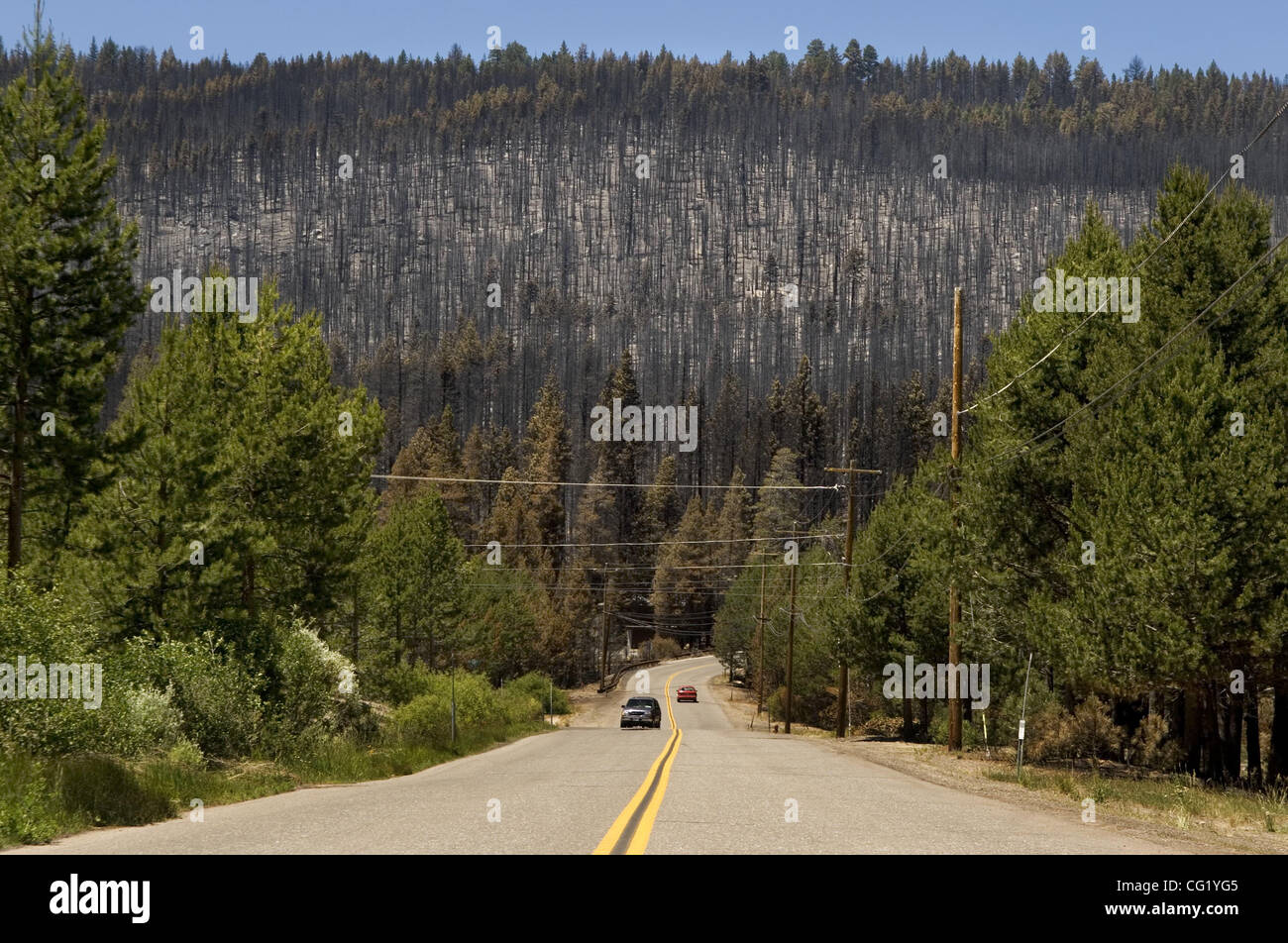 La vue depuis le lac Tahoe Blvd. près de Truckee road est sombre après un violent incendie a dévasté South Lake Tahoe cette semaine. Photo prise le 30 juin 2007. Automne Cruz/ Sacramento Bee Tahoe fire feu Angora Banque D'Images