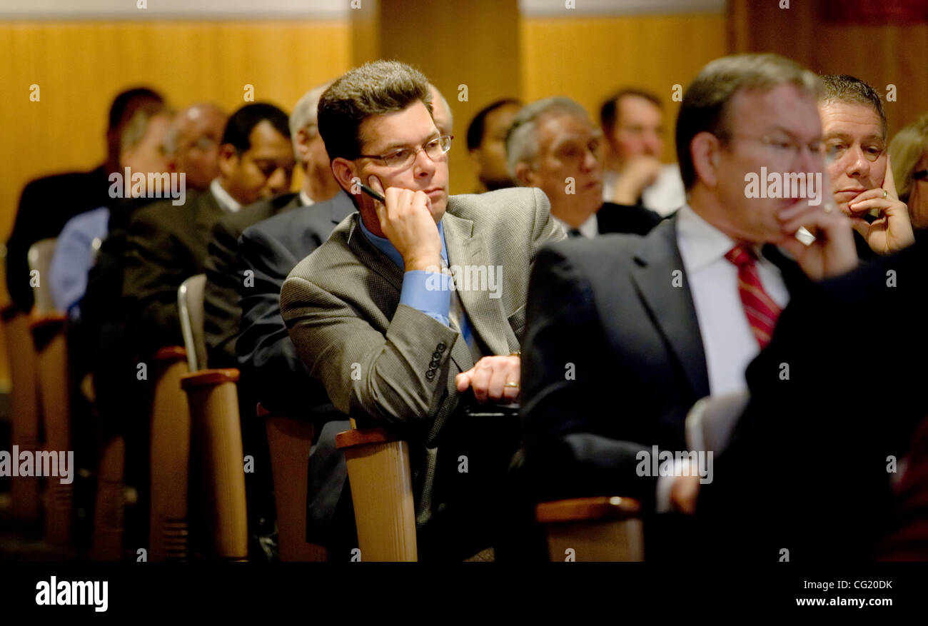 Danny Brown de Calpers, écoute la première réunion de l'employé Public Avantages complémentaires à la réunion de la Commission de la capitale de l'Etat, vendredi 7 mars 2007. Sacramento Bee/ Brian Baer Banque D'Images