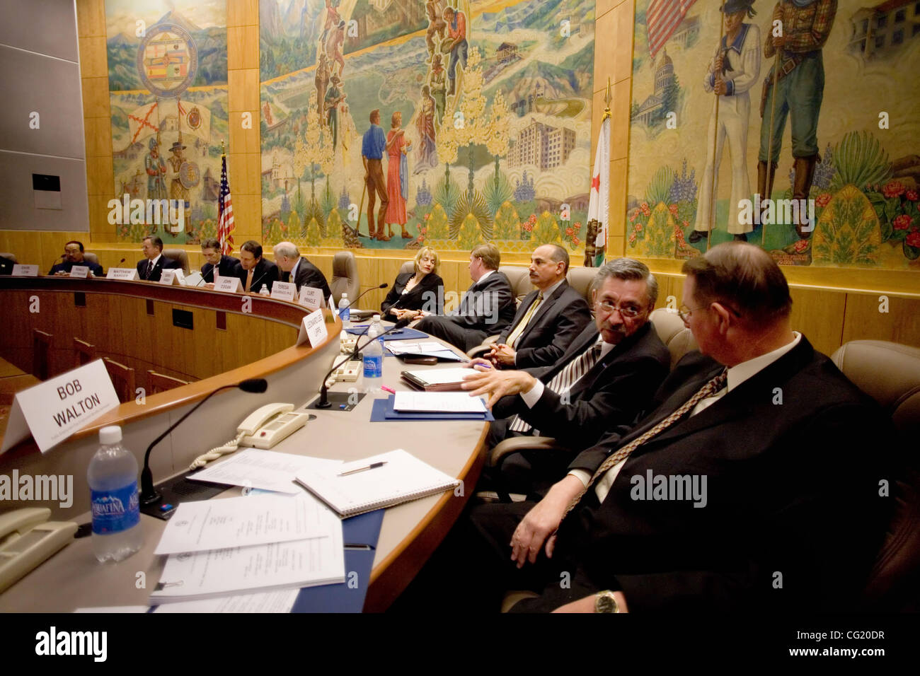 Les membres du conseil d'attendre le début de la première réunion de l'employé Public Avantages complémentaires à la réunion de la Commission de la capitale de l'Etat, vendredi 7 mars 2007. Sacramento Bee/ Brian Baer Banque D'Images