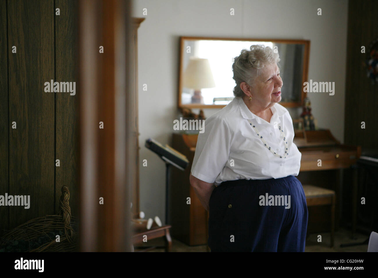 Joan Evans à l'intérieur de sa remorque dans Santa Rosa, le jeudi 7 juin 2007. Evans s'oppose à la loi deux qui donnerait le pouvoir de contrôle des loyers retour aux communautés locales. Sacramento Bee/ Brian Baer Banque D'Images