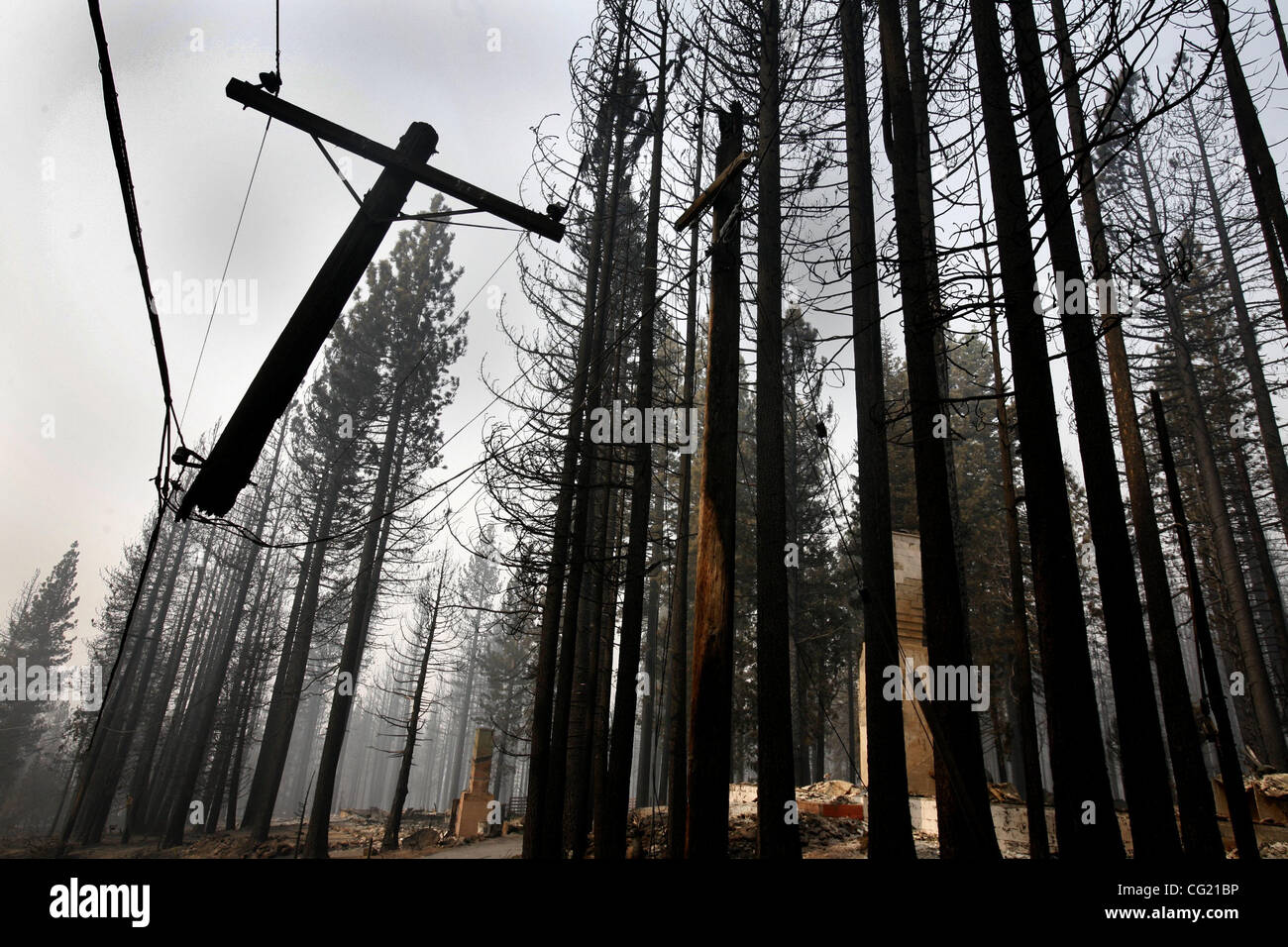 Légende en ligne une ligne électrique tombée est notablement suspendue près d'une maison brûlée. Sacramento Bee/Bryan Patrick une ligne électrique tombée est notablement suspendue près d'une maison brûlée. Le mardi 26 juin 2007. Sacramento Bee/Bryan Patrick Tahoe fire feu Angora Banque D'Images