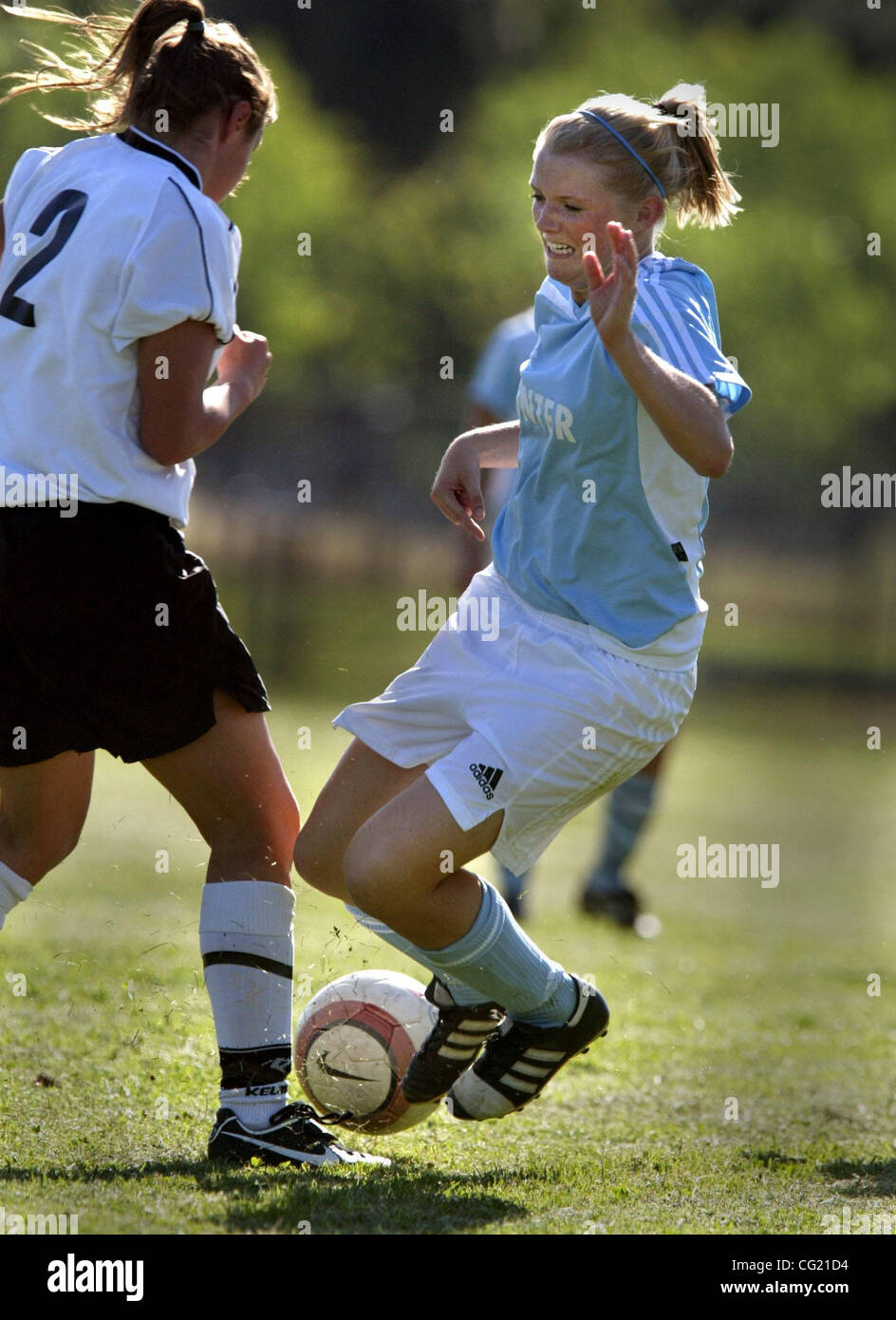 Dans un match contre Campus Ouest Sarah Welty grimaces comme elle est sur le point de tomber sur un joueur adverse. Il est un joueur de football de quatre ans pour le Centre qui est le salon leader dans le but avec 32. Elle a aussi marqué plus de 100 buts pour sa carrière et jouera au prochain niveau à BYU Hawaii. Pour L. Banque D'Images