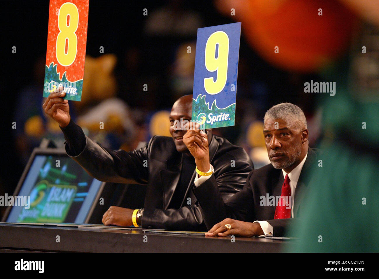 Michael Jordan et Julius Erwing (vérifier l'orthographe) élever leurs cartes de score comme ils estiment le slam dunk concours à la Thomas Mack Center de Las Vegas, Nevada. 17 février, 2007. Sacramento Bee Photographie Bryan Pattick Banque D'Images
