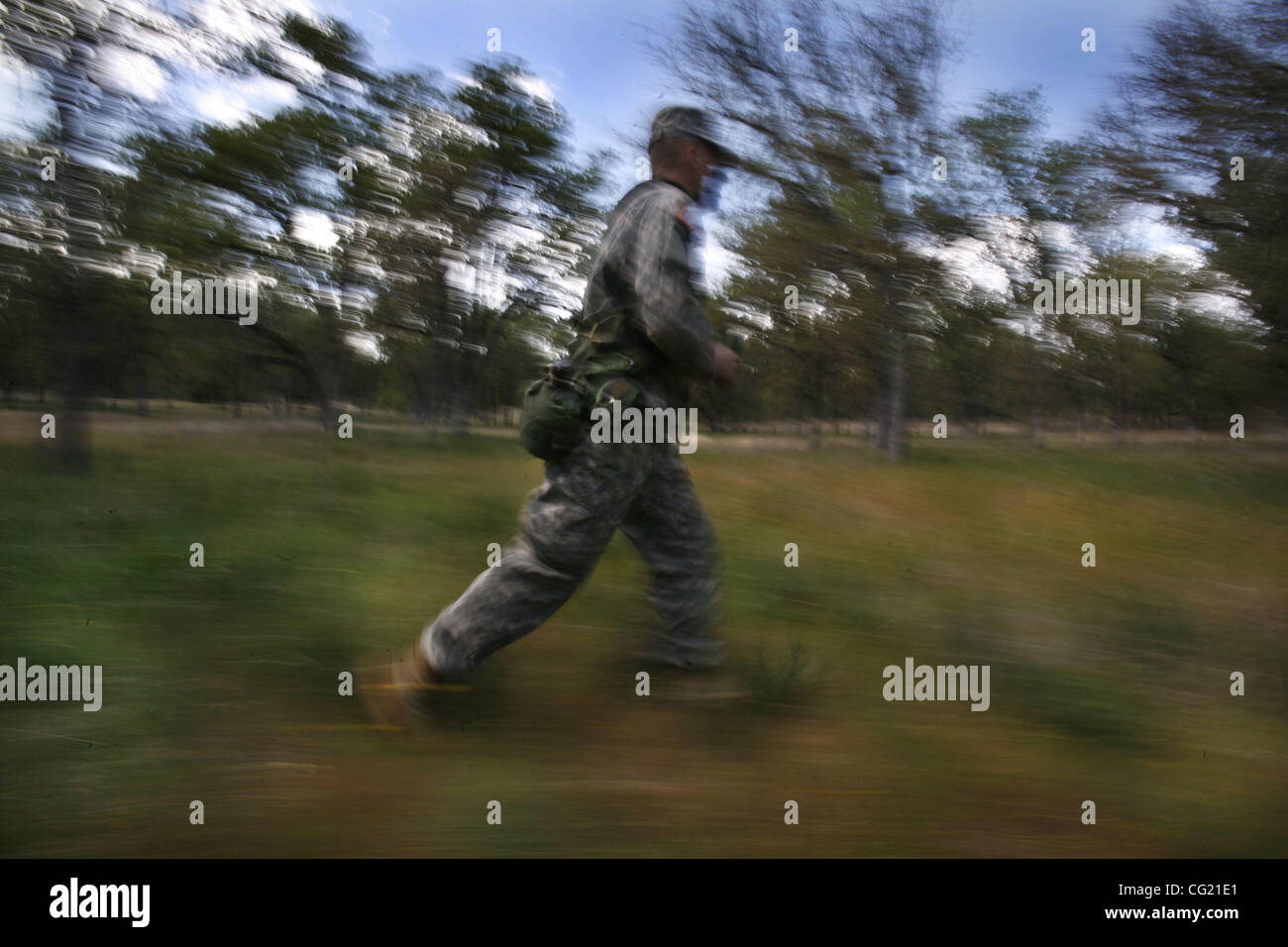 Brian Hancock marche à un rythme rapide d'une course contre la montre pour trouver navagation points dans un endroit isolé sur la base militaire de Fort Hunter Liggett. Il a été l'un des nombreux événements dans le guerrier de l'année du concours. Brian Hancock, 36 ans, ancien propriétaire de l'entreprise et rester à la maison actuelle papa, quand il etnl Banque D'Images