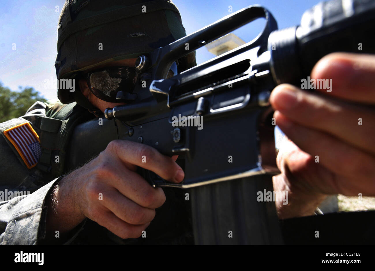 Sites touristiques Brian Hancock un fusil M-16 au cours d'une pratique. Il était à la base militaire pour le guerrier de l'année à Fort Hunter Liggett. Brian Hancock, 36 ans, ancien propriétaire de l'entreprise et rester à la maison actuelle papa, lorsqu'il s'est enrôlé dans l'armée américaine se réserve l'an dernier. Il était de 40 livres de poids excessif un Banque D'Images