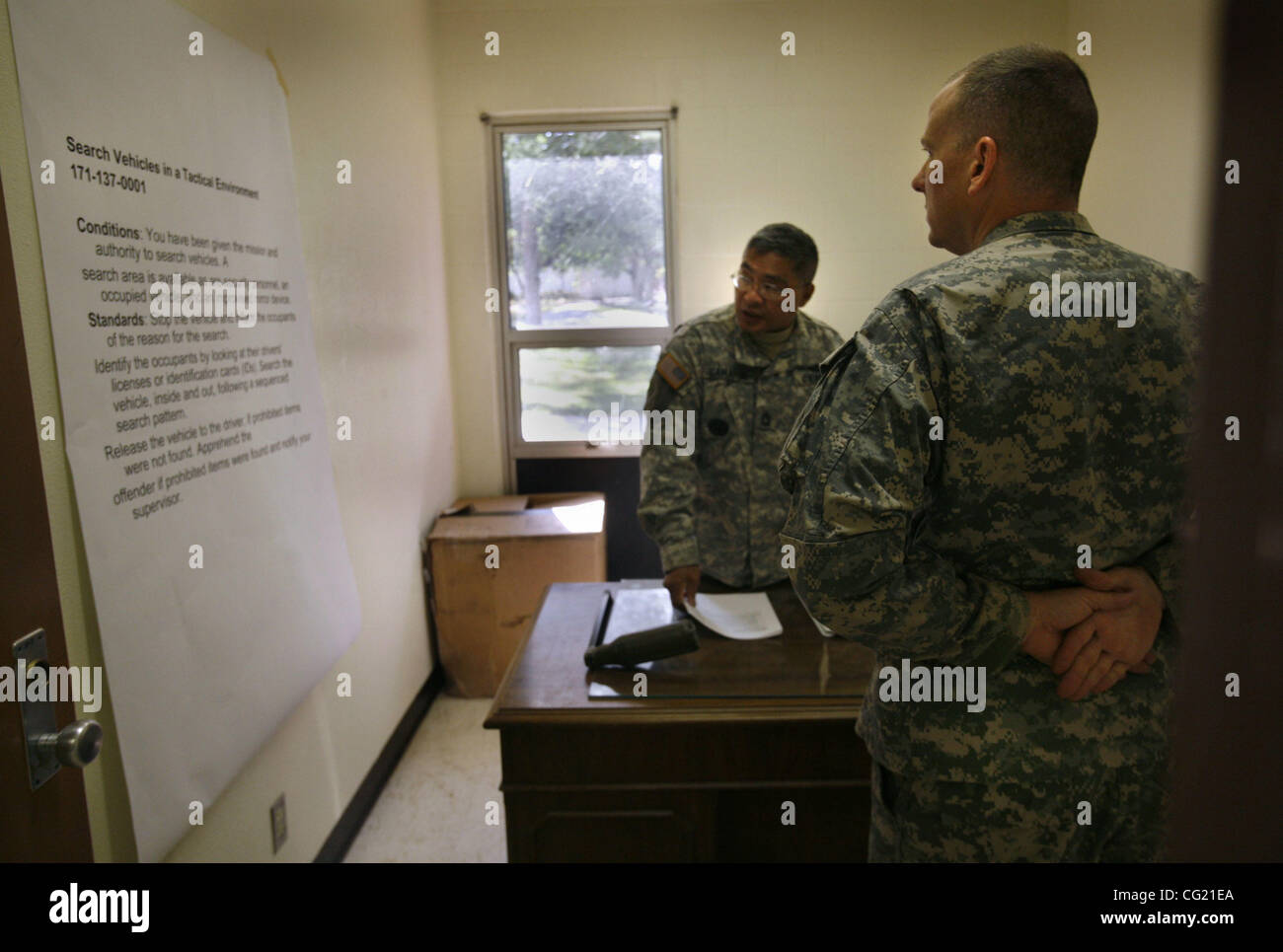 Brian Hancock est testé sur la recherche de véhicules dans un environnement tactique par un de ses supérieurs au cours de son essai. CTT Il a été l'un des nombreux événements dans le guerrier de l'année à Fort Hunter Liggett. Brian Hancock, 36 ans, ancien propriétaire de l'entreprise et rester à la maison actuelle papa, quand il enli Banque D'Images