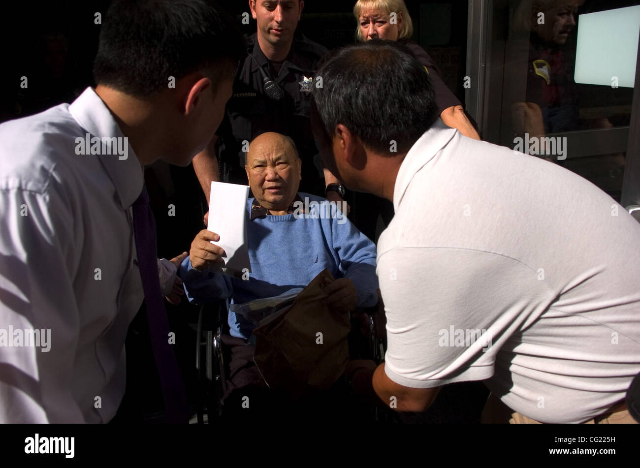 Général Vang Pao est libéré sous caution du Sacramento County Jail Vendredi, 13 juillet 2007. Vang est le leader des défendeurs dans le cas de 11 hommes de charge avec complot pour renverser le Laos communiste. Le Sacramento Bee / Carl Costas Banque D'Images