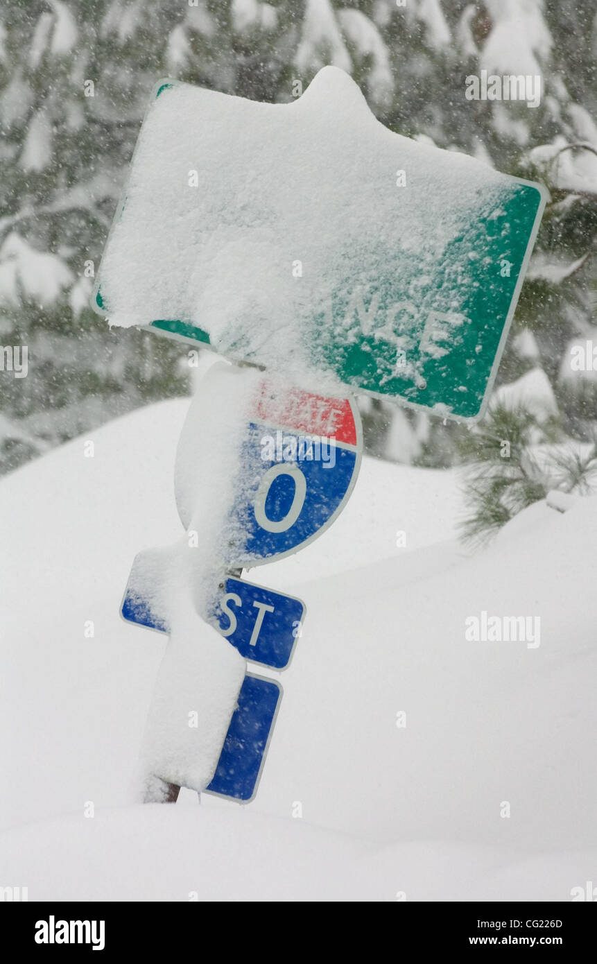 Un signe de l'autoroute couverte de neige à Blue Canyon Lundi, 26 février 2007. California Department of Transportation a inspecté tous les véhicules pour les chaînes à la sortie de l'Alta en raison de fortes chutes de neige dans la Sierra et éventuellement tenu de tout trafic en raison d'un gros camion qui s'était mise en portefeuille dans le mauvais temps. Le SACR Banque D'Images