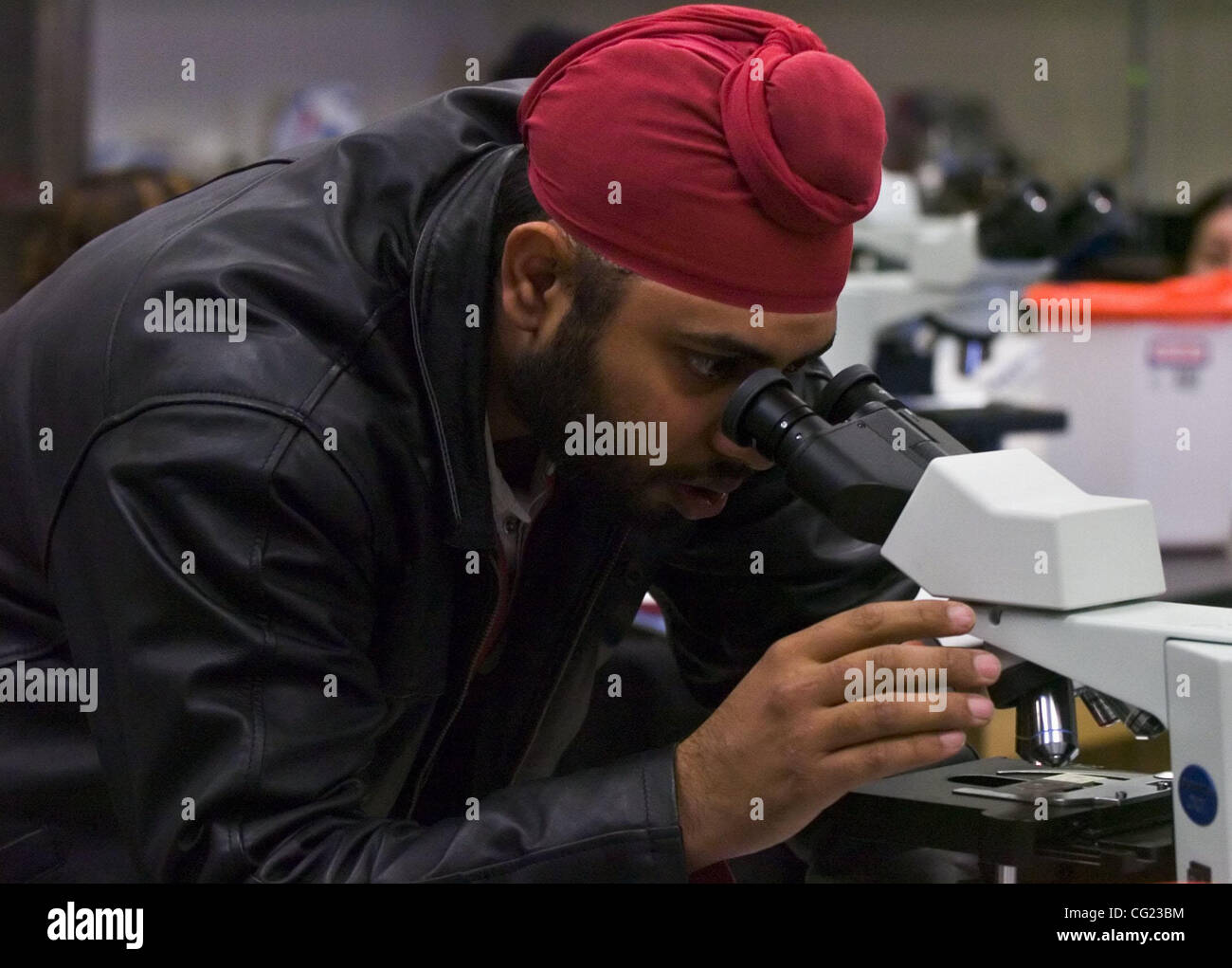 Les cours ont débuté à la Woodland Community College pour le semestre de printemps aujourd'hui, lundi 22 janvier 2007. Les élèves ont été très occupé dans un laboratoire de physiologie humaine l'étude de cellules sanguines. Jaspreet Dhillon  <cq > utilise son microscope pour examiner un frottis sanguin sur une diapositive. Sacramento Bee/ Jay Mather Banque D'Images