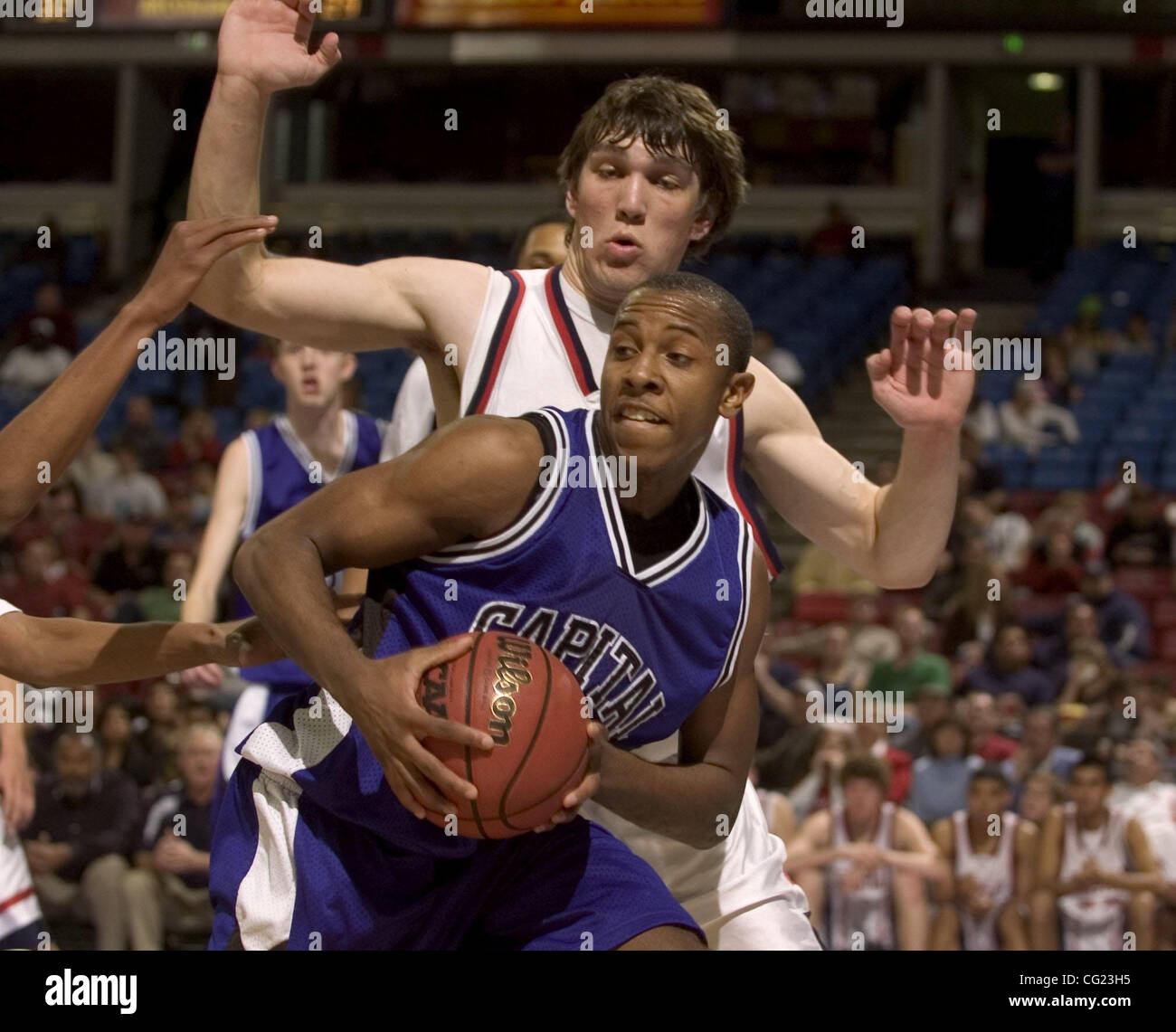 Capitol Christian Couguars Gabrial Strong tourne tourne sur Modesto Christian croisés Reeves Nelson dans vendredi soir, les garçons de la Section V Section CAF jeu final entre Capitol Christian et Modesto Christian au Arco Arena de Sacramento, en Californie. Modesto Christian défait Capitol Christian pour les 5e Banque D'Images