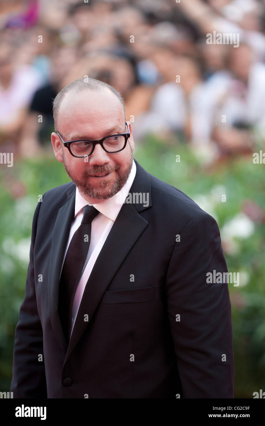 July 30, 2011 - Venise, Italie - l'acteur Paul Giamatti marche sur le tapis rouge avant ''Les ides de mars'' première du film lors de la 68ème Festival International du Film de Venise (crédit Image : © Marcello Farina/ZUMAPRESS.com) Southcreek/mondial Banque D'Images
