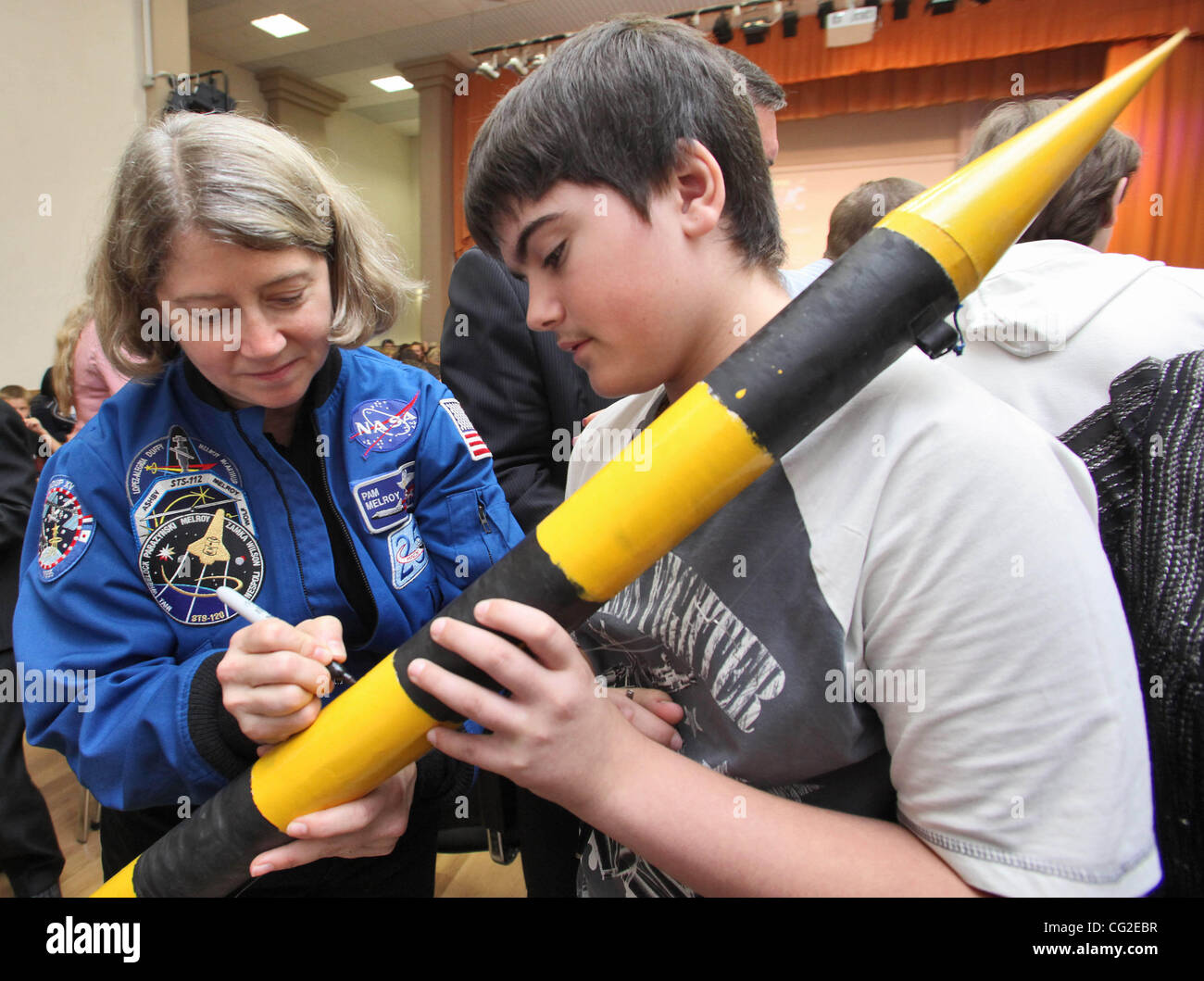 Septembre 07,2011.St.Petersburg, Russie. Sur la photo : L'astronaute américaine Pamela Ann Melroy panneaux pour un garçon lorsqu'il rencontre les enfants de l'école russe lors d'une visite à l'école secondaire # 531 de Saint-Pétersbourg. Pamela Ann Melroy astronaute est un délégué de ASE XXIV Congrès planétaire qui a eu lieu en Russie. Banque D'Images