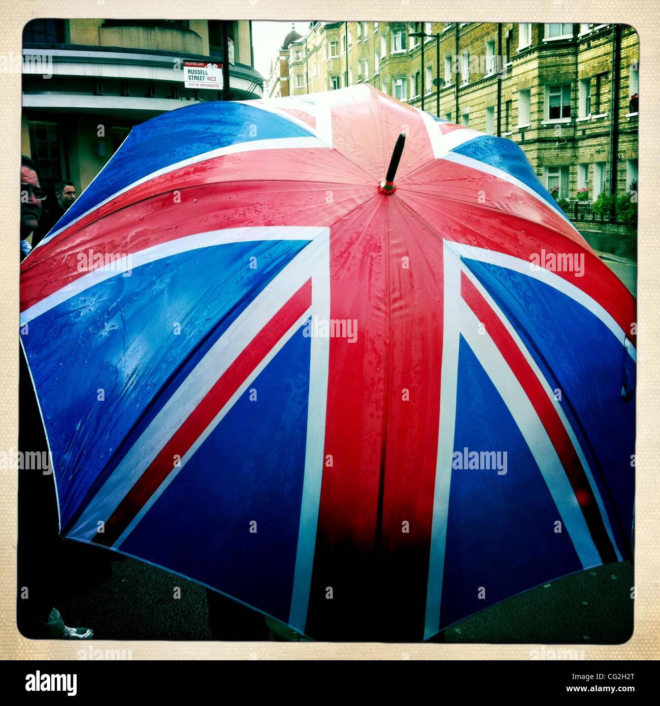 Parapluie avec un drapeau anglais design, London, UK Banque D'Images