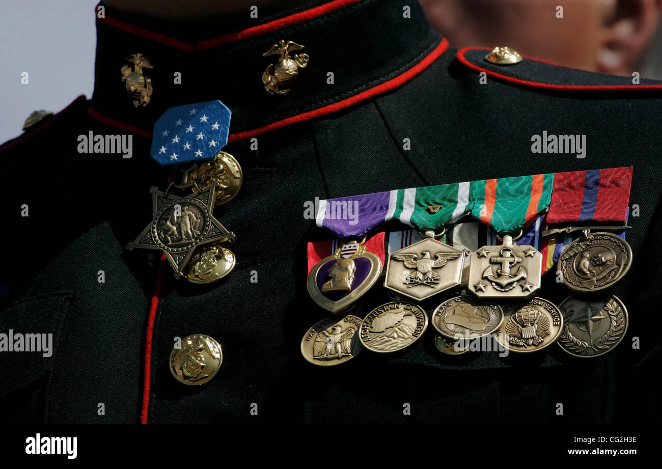 Marine Corps Reserve DAKOTA Sergent MEYER porte la médaille d'Honneur (à gauche) il a reçu deux jours plus tôt à la Maison Blanche. Meyer's autres décorations comprennent : (rangée du haut, de gauche à droite) le Purple Heart médaille, de la Marine et du Corps des Médaille par 'V' pour la vaillance, de la Marine et du Corps parvenir Banque D'Images