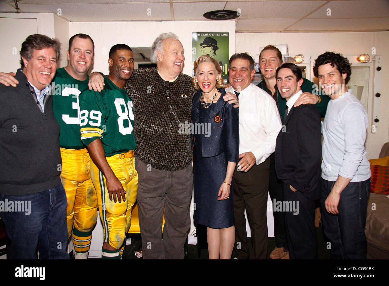 David Maraniss, Chris Sullivan, Robert Christopher Riley, Paul Hornung, Judith Light, Dan Lauria, Bill Dawes, Keith Nobbs et Thomas Kail Paul Hornung, Green Bay Packer Hall of Fame joueur de football, visites la distribution de la production de Broadway' à 'Lombardi Banque D'Images