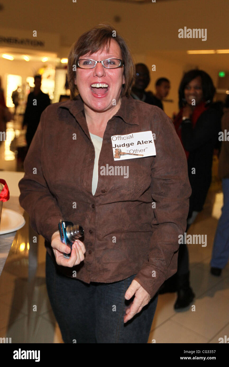 Debbie du juge 'Alex' show juge Alex visites des millions de milkshakes à Culver City, Westfield Mall, de créer son Judgie «Fudgie' agiter. Ingrédients : bananes, beurre d'arachide, Hersey, sirop et Glace Vanille. Culver City, USA - 14.12.10 Banque D'Images