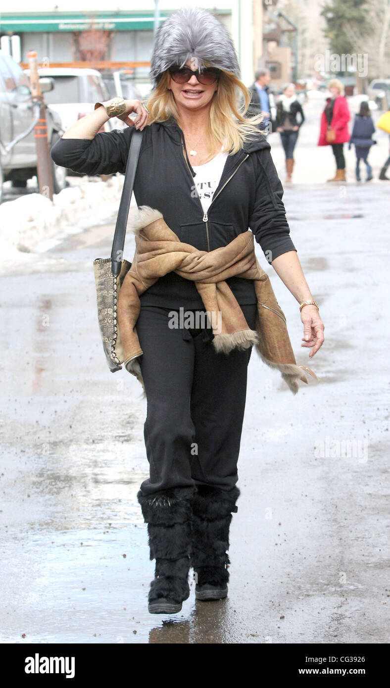 Goldie Hawn dehors et environ dans la région de Aspen portant un chapeau de  fourrure et son manteau en peau de mouton attaché autour de sa taille. Aspen,  Colorado - 22.12.10 Photo