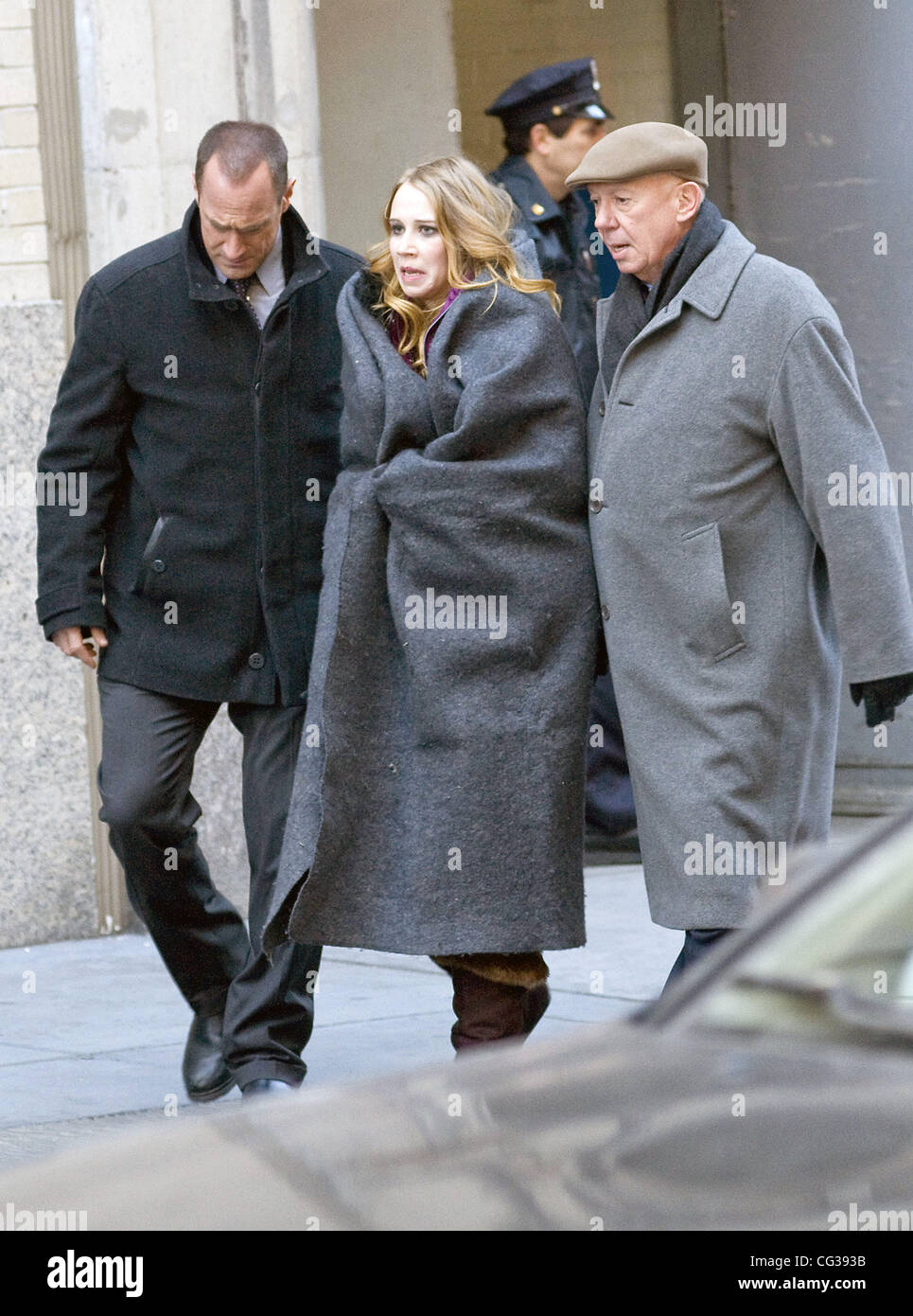 Christopher Meloni et Dann Florek une escorte girl enveloppé dans une couverture sur le filmset de 'la loi et l'ordre' SVU tournage sur emplacement dans Manhattan. La ville de New York, USA - 22.12.10 Banque D'Images Christopher Meloni et Dann Florek une escorte girl enveloppé dans une couverture sur le filmset de 'la loi et l'ordre' SVU tournage sur emplacement dans Manhattan. La ville de New York, USA - 22.12.10 Banque D'Images