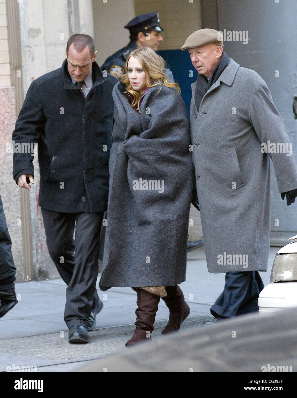Christopher Meloni et Dann Florek une escorte girl enveloppé dans une couverture sur le filmset de 'la loi et l'ordre' SVU tournage sur emplacement dans Manhattan. La ville de New York, USA - 22.12.10 Banque D'Images Christopher Meloni et Dann Florek une escorte girl enveloppé dans une couverture sur le filmset de 'la loi et l'ordre' SVU tournage sur emplacement dans Manhattan. La ville de New York, USA - 22.12.10 Banque D'Images
