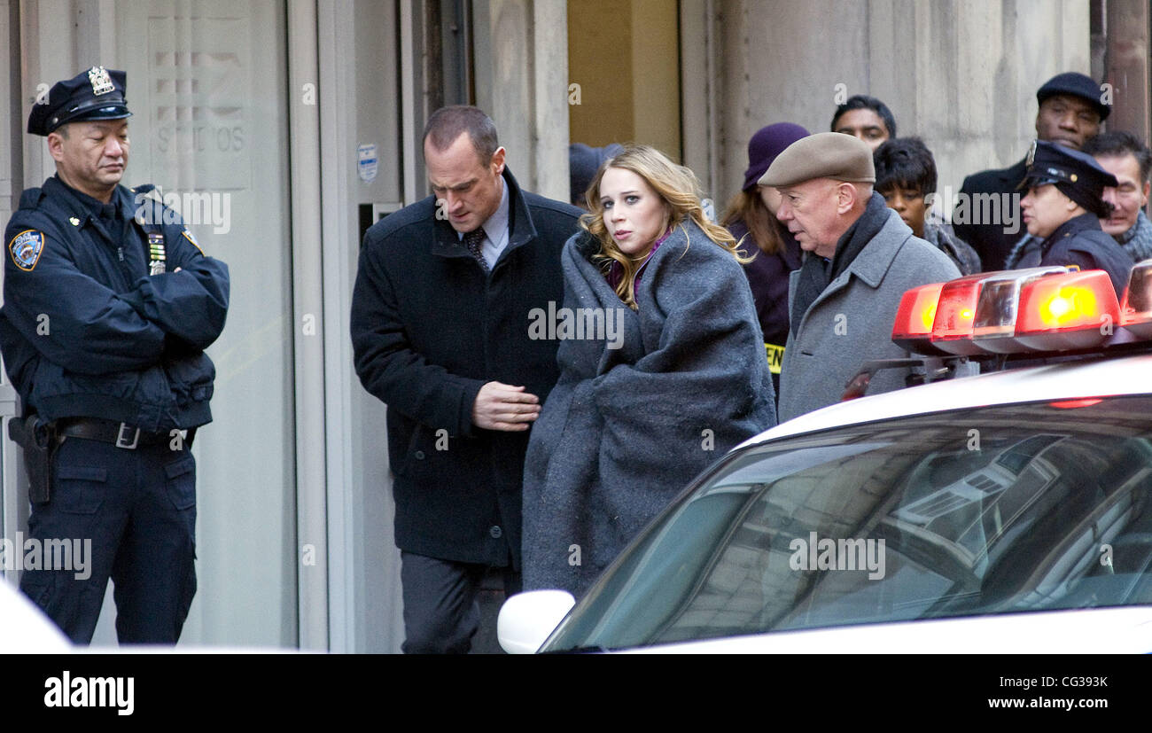 Christopher Meloni et Dann Florek une escorte girl enveloppé dans une couverture sur le filmset de 'la loi et l'ordre' SVU tournage sur emplacement dans Manhattan. La ville de New York, USA - 22.12.10 Banque D'Images Christopher Meloni et Dann Florek une escorte girl enveloppé dans une couverture sur le filmset de 'la loi et l'ordre' SVU tournage sur emplacement dans Manhattan. La ville de New York, USA - 22.12.10 Banque D'Images