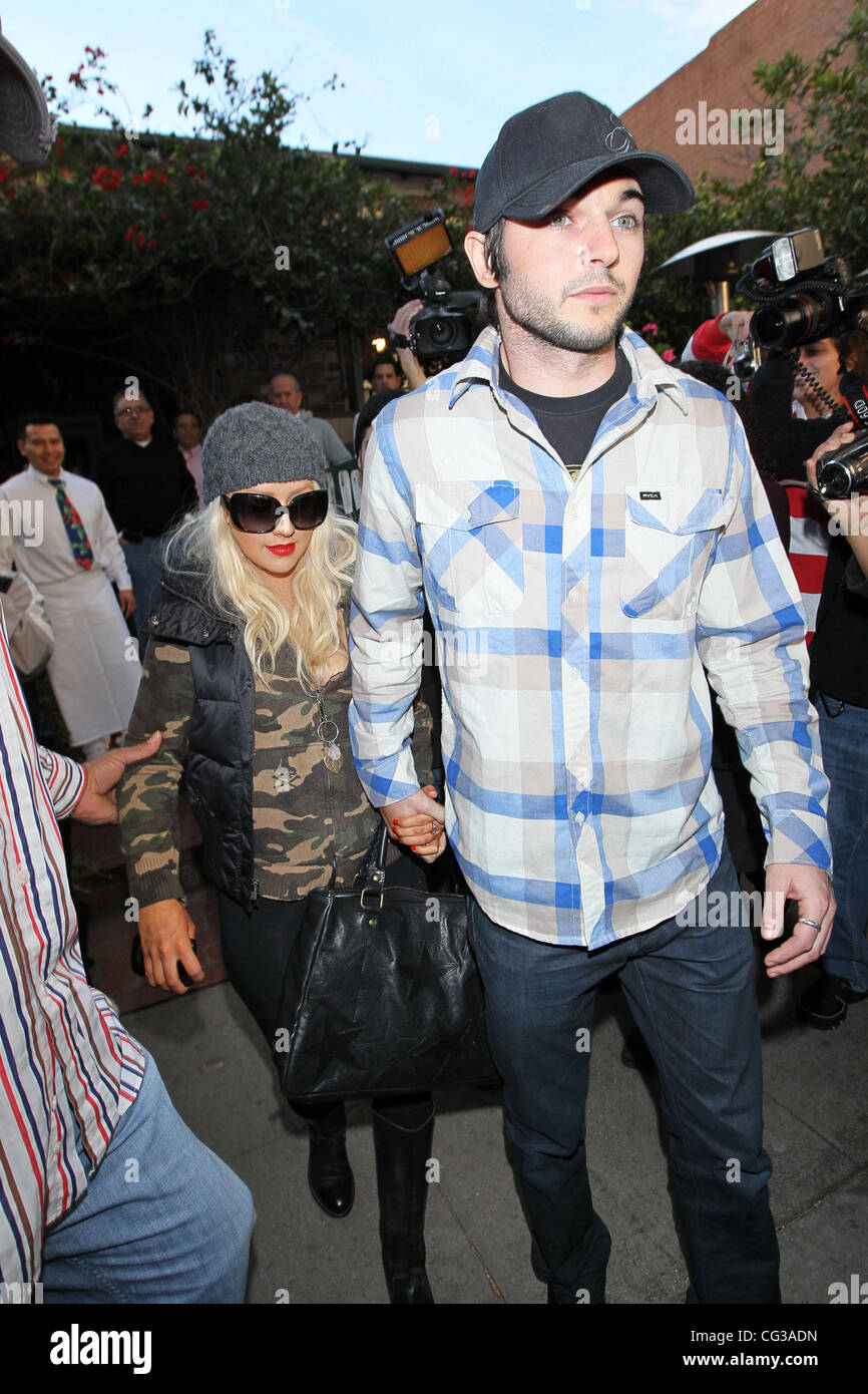 Christina Aguilera et son nouveau petit ami, Matt Rutler, laissez le lierre sur Robertson après une fin d'après-midi, le déjeuner du jour de l'an. Los Angeles, Californie - 31.12.2010 École Banque D'Images