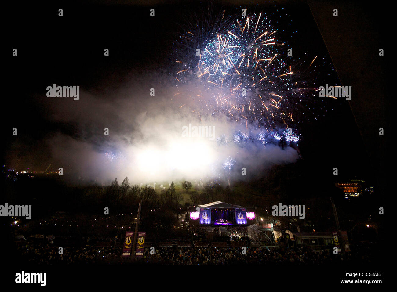 L'Edinburgh Hogmanay 2010 / 2011 / Nouvel An et fête de rue. La partie visée un concert à Princes St , St Princes du jardin et un feu d'artifice au château d'Édimbourg remparts. Edimbourg, Ecosse - 31.12.2010 École Banque D'Images