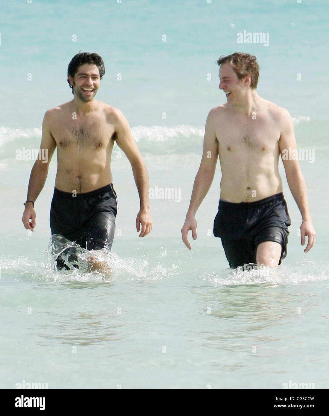 Adrian Grenier et un(e) ami(e) prendre un bain dans la mer à Miami Beach Miami, Floride, USA - 03.01.11 Banque D'Images