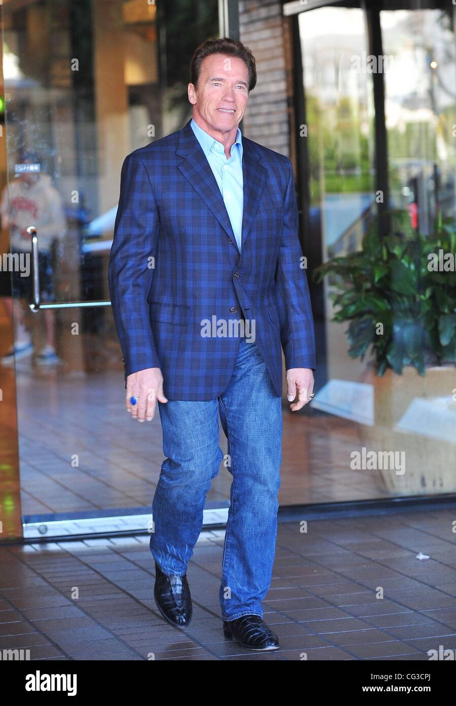 Arnold Schwarzenegger dehors et environ à Santa Monica portant un blouson à  carreaux bleu jeans et Los Angeles, Californie - 04.01.11 Photo Stock -  Alamy