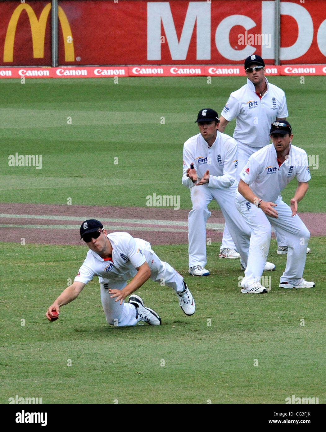 Les joueurs de l'Angleterre Angleterre équipe de cricket ont battus l'Australie le dernier test de cendres à Sydney. C'est la première fois en 24 ans que l'Angleterre a gagné sur le sol australien. L'Angleterre bat l'Australie par un innings et 83 pour sceller leur victoire. Sydney, Australie Banque D'Images